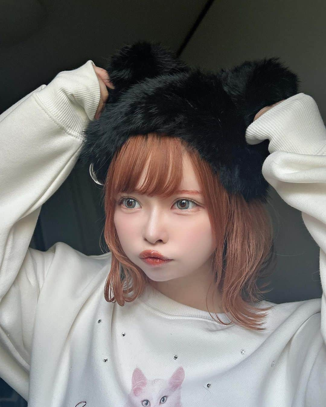 つぐみるんのインスタグラム：「🐻のフワフワ帽かわいすぎ❕❕ いかついピアスついてるとこも含めかわいい❕❕冬活用する❕  @rako_bear_   天才だ！！！♡  帽子： @reine__official」