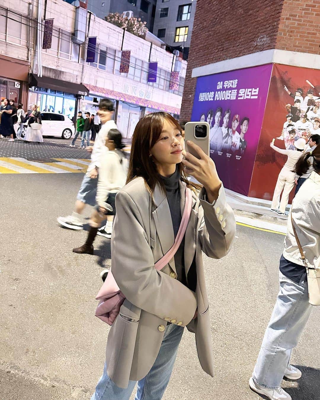 のインスタグラム：「唯一想念韓國的天氣 這次去認識了兩個長居韓國的台灣女孩 她們都說首爾天氣好 一個月下不到5次雨 現在微乾微涼的天氣 真的是好羨慕🥹  圖二是在聖水走走時 想說一群人在做什麼 原來是seventeen的快閃店 而且看到超多歐美人在排隊的 韓團真的太強大  然後這個快閃店隔天就全拆除了😳」