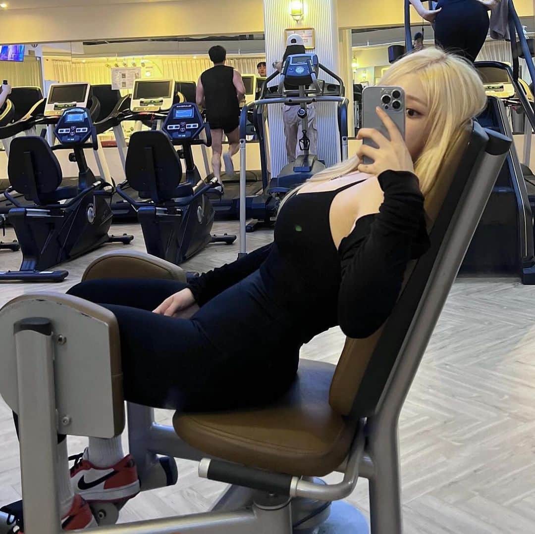 BodyON Koreaさんのインスタグラム写真 - (BodyON KoreaInstagram)「🔥생각과 삶이 멋진 #운동 피플들을 #바디온코리아 는 응원합니다! | | wow @your.zt 👍😎💕 | | 🍀자신 or 주변 지인 중에 짐패션 핫피플 계시면 DM 보내주세요📩 | | #트레이너 #데일리 #셀피 #거울샷 #바디체크 #운동복 #bodycheck #fitnessgirl #seoul #girl #korean #selfie #ootd #koreangirl #yoga #yogapractice #pilatesinstructor #오하운 #오운완 #헬스타그램 #운동하는여자 #운동스타그램 #트레이닝복 #운동하는남자 #스트레칭」10月19日 13時19分 - bodyonkorea
