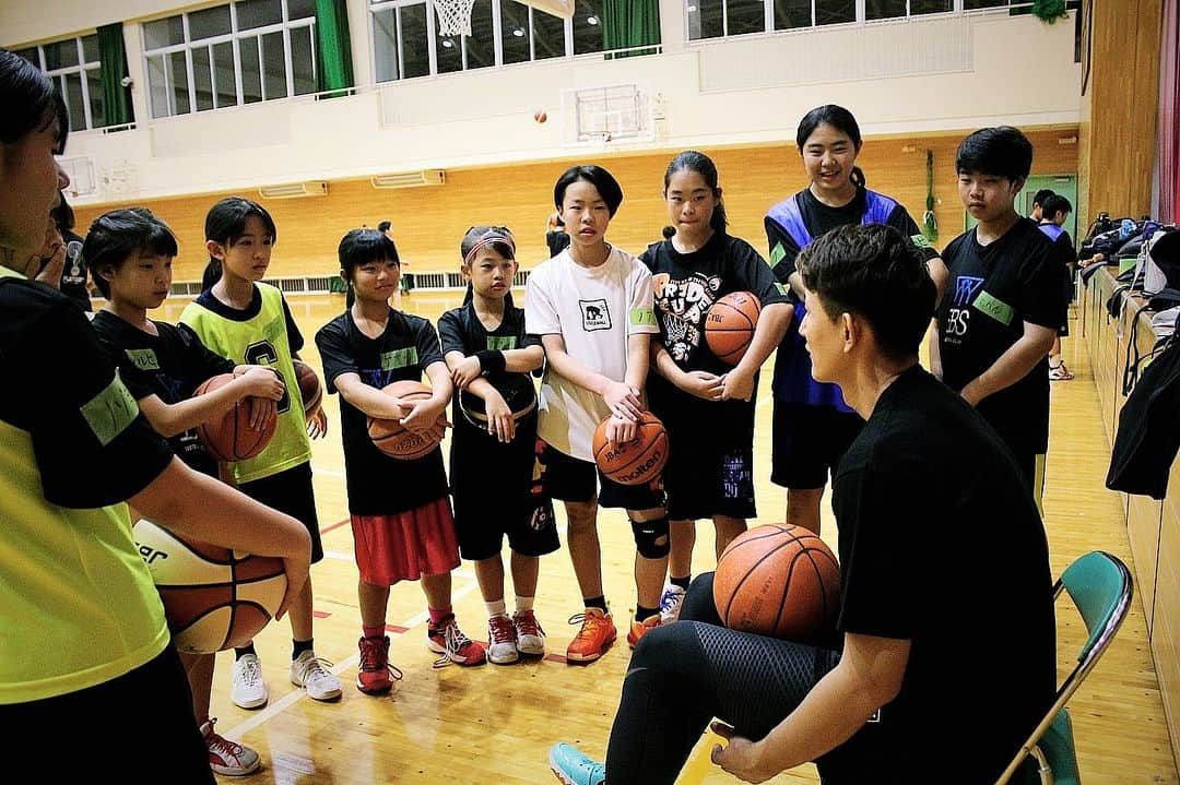 川村卓也さんのインスタグラム写真 - (川村卓也Instagram)「. 2023/10/18 行ってきました！ えびすバスケットボールクラブ神戸校⛹️‍♂️⛹️‍♀️🏀  子供たちってほんとに凄い！ 意識してほしいことを伝えるだけですぐ吸収しちゃう！ 言われたことを素直に受け入れ実行する！ ２時間後には二歩も三歩も成長してました！  なによりもみんなずっと笑顔で めちゃくちゃ楽しそうにバスケしてるのが 指導する側の私にとっては幸せでした☺️  恥ずかしがらずに 自分たちから歩み寄ってきてくれたことも 嬉しかったー！  写真２枚目なんてまだ練習も始まってないし 体育館入ったばっかりなのに もうみんなに囲まれてたー😆  みんなもW杯観てくれてたみたい！ これからもっとバスケ熱を高めていくぞー🔥」10月19日 13時21分 - kwmrtky1