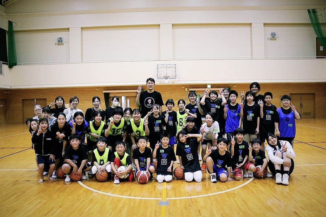 川村卓也のインスタグラム：「. 2023/10/18 行ってきました！ えびすバスケットボールクラブ神戸校⛹️‍♂️⛹️‍♀️🏀  子供たちってほんとに凄い！ 意識してほしいことを伝えるだけですぐ吸収しちゃう！ 言われたことを素直に受け入れ実行する！ ２時間後には二歩も三歩も成長してました！  なによりもみんなずっと笑顔で めちゃくちゃ楽しそうにバスケしてるのが 指導する側の私にとっては幸せでした☺️  恥ずかしがらずに 自分たちから歩み寄ってきてくれたことも 嬉しかったー！  写真２枚目なんてまだ練習も始まってないし 体育館入ったばっかりなのに もうみんなに囲まれてたー😆  みんなもW杯観てくれてたみたい！ これからもっとバスケ熱を高めていくぞー🔥」