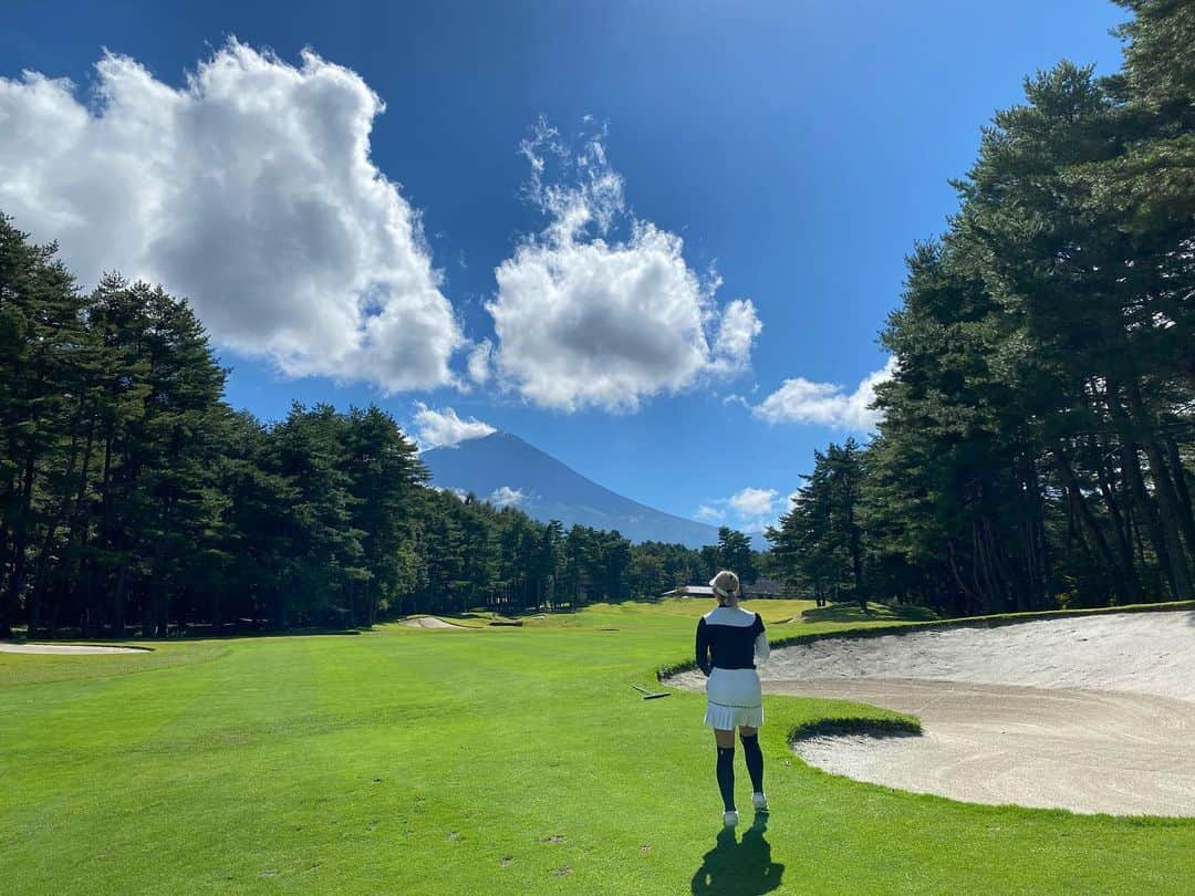 楠本彩乃 さんのインスタグラム写真 - (楠本彩乃 Instagram)「. 念願の富士桜へ🌸⛳️❤️ ほんとに難しいゴルフ場でした！ この日ティショートFW100%💯 なのでラフの洗礼は受けなかったけど グリーンの洗礼はしっかりうけました笑 富士山も少し見えて綺麗でした🥺💓🫰 . #富士桜カントリー倶楽部」10月19日 13時22分 - ayagolf_14