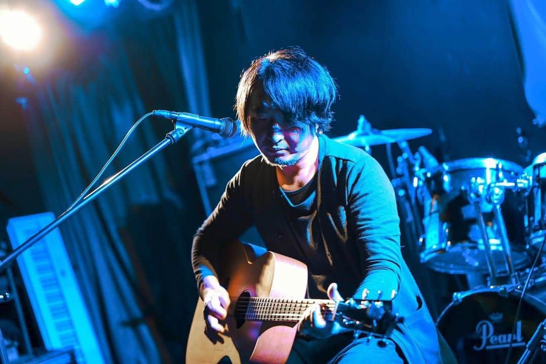 strange world's endさんのインスタグラム写真 - (strange world's endInstagram)「飯田カヅキ / 2023.10.18 三軒茶屋HEAVEN'S DOOR  photo by#セオサユミ  #strangeworldsend #ストレンジワールズエンド #飯田カヅキ #kazukiiida #弾き語り #band #バンド #アコースティック #acoustic #ミュージシャン #musician #三軒茶屋heavensdoor #三軒茶屋 #live #livephoto #ライブ #ライブ写真 #livehouse  #ライヴハウス」10月19日 19時00分 - strange_worlds_end