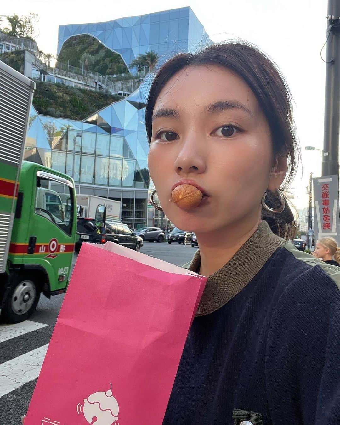 村上瑠美奈さんのインスタグラム写真 - (村上瑠美奈Instagram)「ベビーカステラって美味しいよね😋🩷  もぐもぐ。  onepiece @sacaiofficial  sneaker @sacaiofficial   #るみな服 #ootd#fashion#sacai #sacainike #sacaithepeople #nikesacai」10月19日 13時32分 - ruminamurakami