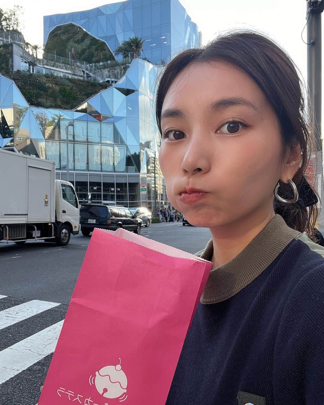村上瑠美奈さんのインスタグラム写真 - (村上瑠美奈Instagram)「ベビーカステラって美味しいよね😋🩷  もぐもぐ。  onepiece @sacaiofficial  sneaker @sacaiofficial   #るみな服 #ootd#fashion#sacai #sacainike #sacaithepeople #nikesacai」10月19日 13時32分 - ruminamurakami