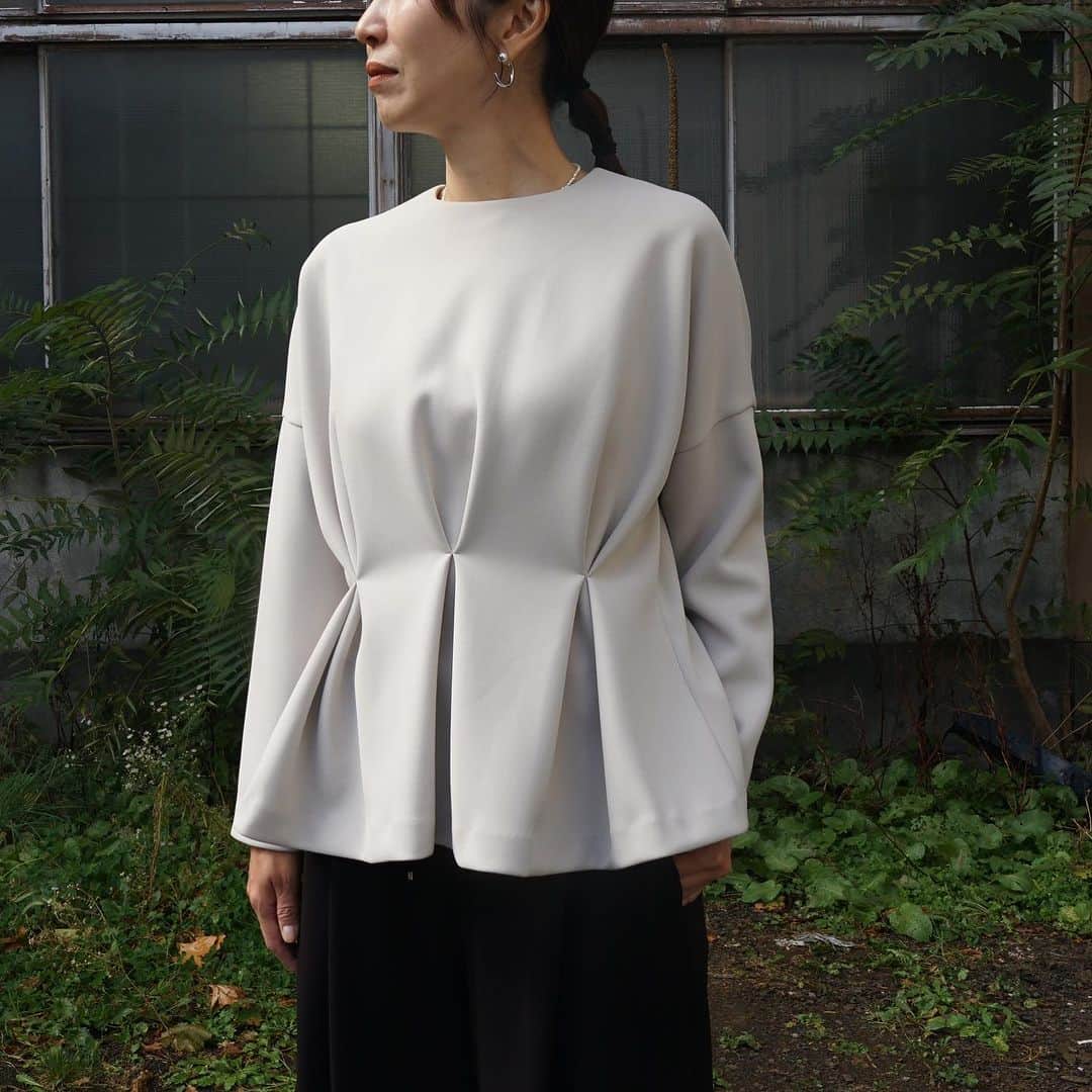 のインスタグラム：「. [RIM.ARK] Volume tuck design tops.  キックバックのあるストレッチ糸を使用したダンボールニットのトップス。 程よいハリ感としなやかさでソフトなタッチを活かしたデザイン性はありつつ、UVカットなどの機能性も兼ね揃え、着心地も抜群なのが嬉しいポイント。  ウエストには大きめのタックを入れることで立体感のあるペプラムシルエットに。  -  #mawsapporo #MāW #insonlinestore #rimark #sapporo #hokkaido #23aw」