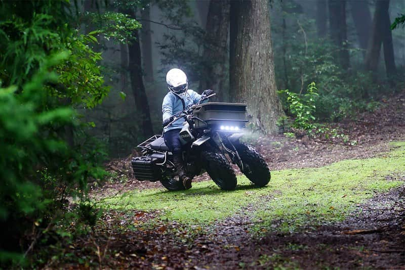 ヤマハ バイクさんのインスタグラム写真 - (ヤマハ バイクInstagram)「#ジャパンモビリティショー 〜出展物情報⑦〜 《 TMW（ティーエムダブリュー）》 ※参考出展車  車両実験部の有志が考案したLMW*初のオフロードアドベンチャーモビリティです。 左右独立制御のフロント2輪でさまざまな路面状況に対応する走破性と、LMW機構と連動して傾斜時にも水平を保つ大型キャリアの優れた運搬性で、出かけたくなる気持ちを後押しします。 前輪はインホイールモーター駆動、後輪はエンジン駆動のハイブリッド車です。 ※リーン（傾斜）して旋回する3輪以上の乗りものの総称  #JapanMobilityShow #JMS2023  #生きるを感じる #Yamaha #RevsyourHeart #YAMAHAが美しい」10月19日 13時27分 - yamaha_bike