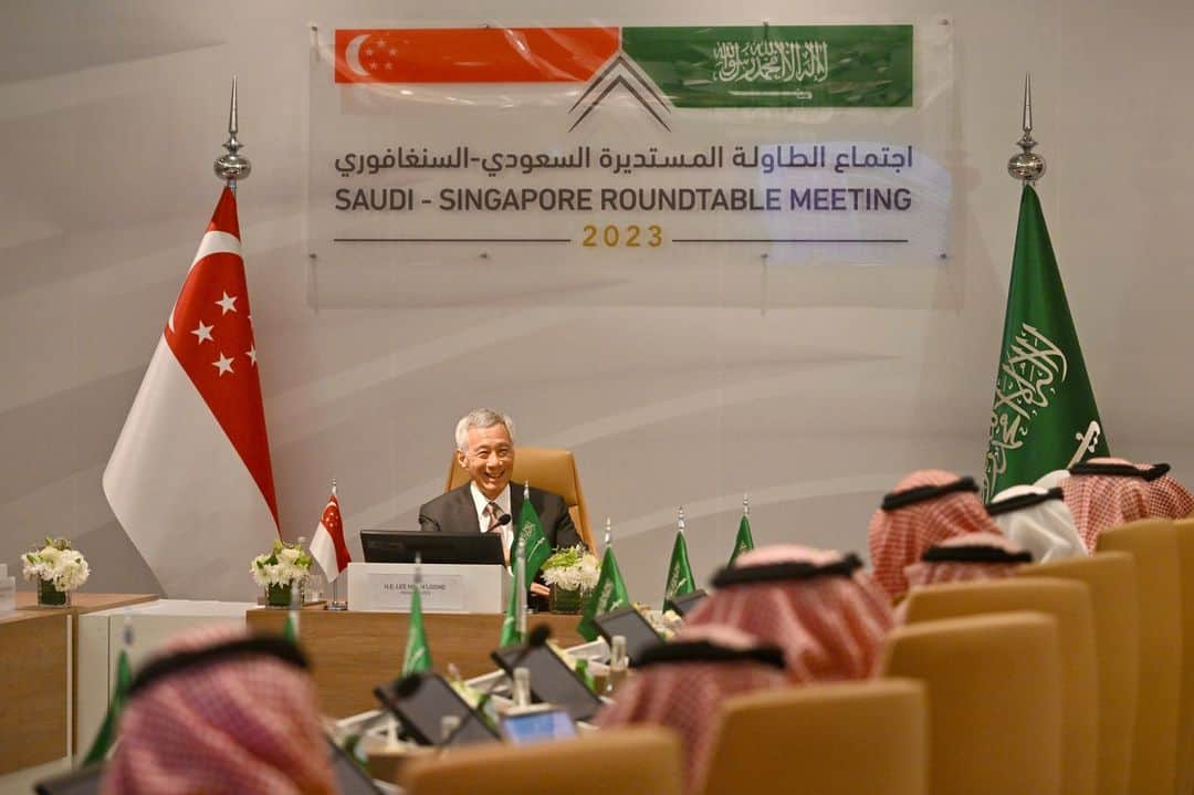 リー・シェンロンのインスタグラム：「A day of meetings in Riyadh.  Was briefed on Saudi Arabia’s Vision 2030 by the Strategic Management Office, which included Ministers from the Ministries of Commerce, Investment, Human Resources and Social Development, Transport and Logistics Services, Planning and Economy, and Education.  Vision 2030 will create new opportunities for economic collaboration, under the leadership of Crown Prince and PM His Royal Highness Mohammed bin Salman Al Saud. This includes areas like tourism, trade, education, logistics, and renewable energy. There are opportunities for Singapore and Saudi Arabia to join hands from both the public and private sectors.   Also attended the Saudi-Singapore Roundtable Meeting hosted by Minister of Investment His Excellency Khalid Al Falih. Heard from representatives of Saudi companies who shared their interest in collaborating with Singapore in sectors such as agriculture, digital economy and innovation, financial services, energy and petrochemical, transport and logistics. I invited these businesses to use Singapore as a gateway to opportunities in Asia. – LHL  (ST Photo © Singapore Press Holdings Limited. Reproduced with permission)」