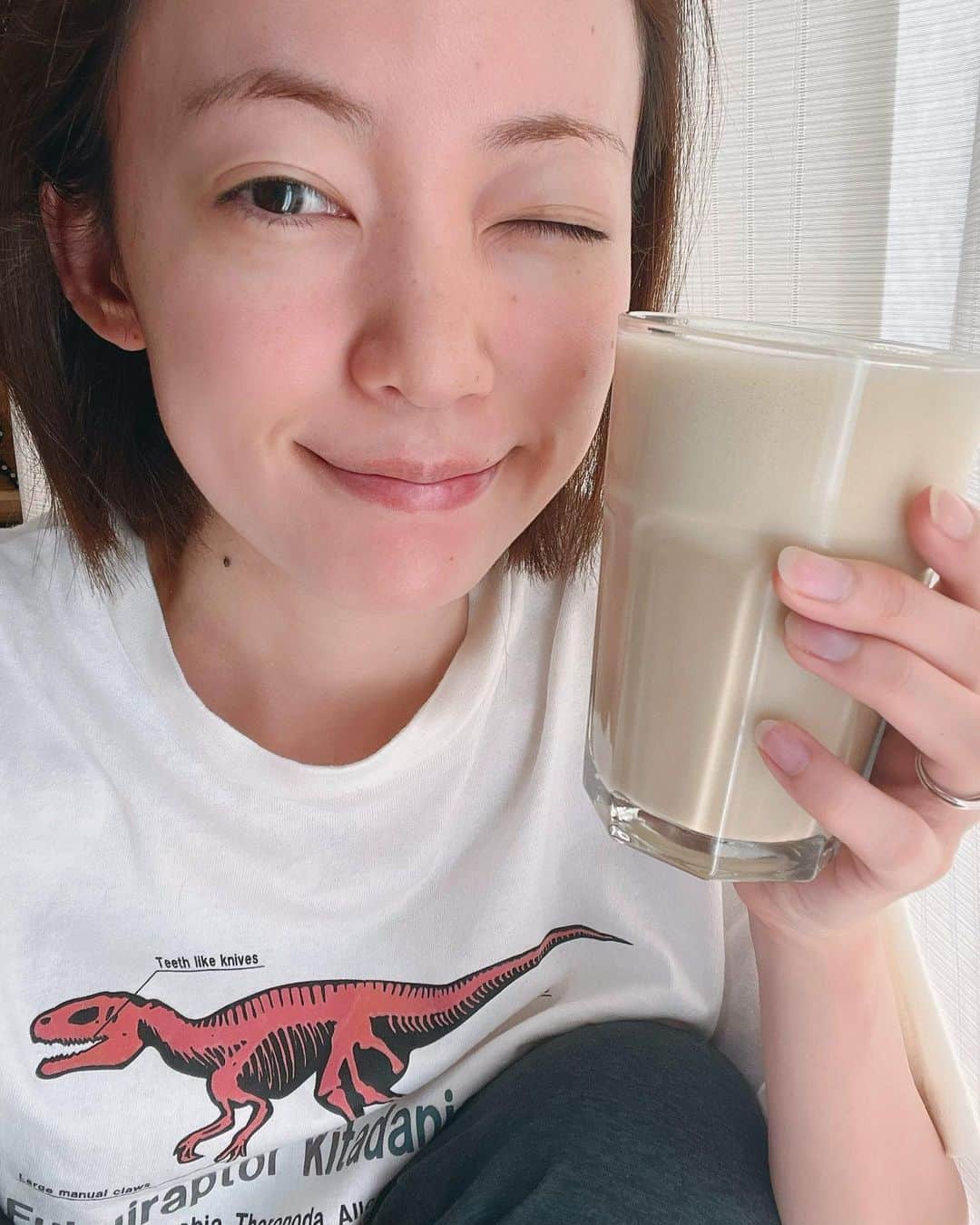 小林美季さんのインスタグラム写真 - (小林美季Instagram)「寝起き。💤  飲みやすくて 続けられているプロテイン🥛 KOREDAKE* @koredake_official   こちらはミルクティー味です 優しい甘みで1番好き。 私は豆乳と合わせて飲んでいますよー🌿  今回はこちらもお試し ・ほうじ茶パウダー ・シナモンパウダー  一気にカフェメニューみたいになって美味しかったです♡* しっかりシェイクしてふわふわの泡いっぱいだと ラテ感出てよい🙆🏻‍♀️ 朝ごはんがわり、小腹が減った時 罪悪感なく満足感があって好きです♡  今ならこちら使えます☟ ーーーーーーーーーーーー 限定クーポンコード 【 MIKI66V 】 ーーーーーーーーーーーー クーポン利用で20%OFFに加えて オリジナルシェーカーをプレゼント🎁ˎˊ˗  #KOREDAKE #完全栄養食 #PR #ずっと飲んでる #お気に入り #おすすめ #すっぴん失礼します #actress #model #盛らない投稿 #恐竜Tシャツ #お気に入り」10月19日 13時28分 - miki_66v
