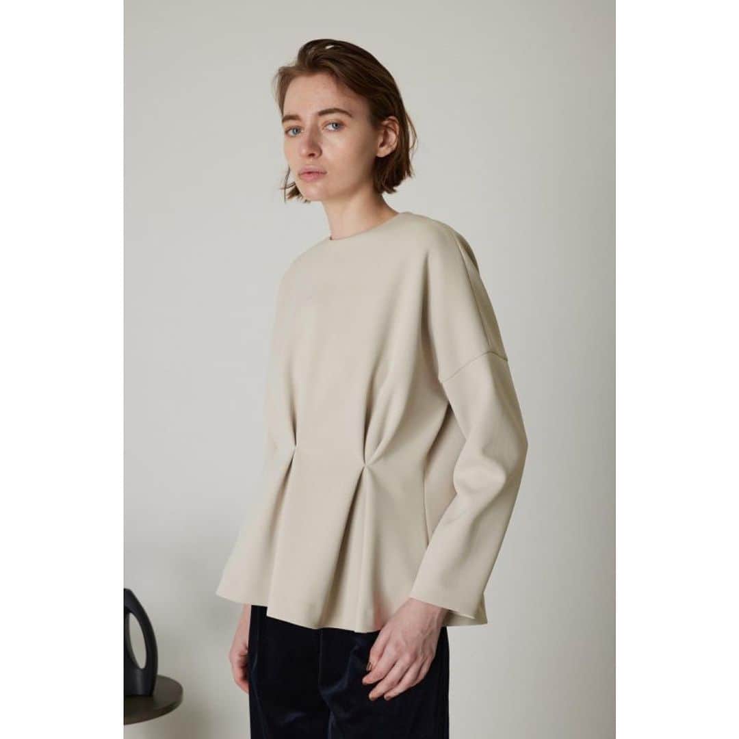 のインスタグラム：「. [RIM.ARK] Volume tuck design tops.  キックバックのあるストレッチ糸を使用したダンボールニットのトップス。 程よいハリ感としなやかさでソフトなタッチを活かしたデザイン性はありつつ、UVカットなどの機能性も兼ね揃え、着心地も抜群なのが嬉しいポイント。  ウエストには大きめのタックを入れることで立体感のあるペプラムシルエットに。  -  #mawsapporo #MāW #insonlinestore #rimark #sapporo #hokkaido #23aw」