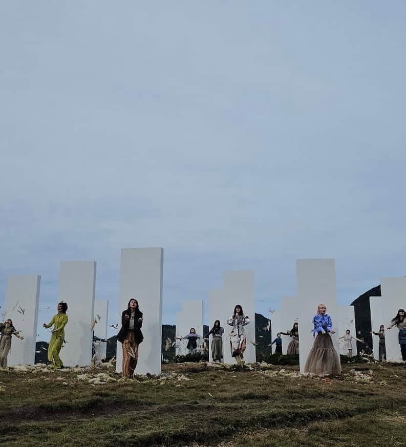 のインスタグラム：「#櫻坂46 7th single 収録曲　／ 『隙間風よ』  MUSIC VIDEO OFF SHOT 壮大なロケーションの中での撮影、手を取り合いながら 今作も関わって下さった全ての方々が足場を作って下さり 心込み上がる作品を作ることができました。 自身としては櫻坂46として携わる最後の作品となります。 過去と未来を繋ぐ大切な楽曲。🍃時には振り返りながら。 交わる沢山の方々に観て聴いて感じていただけますように」