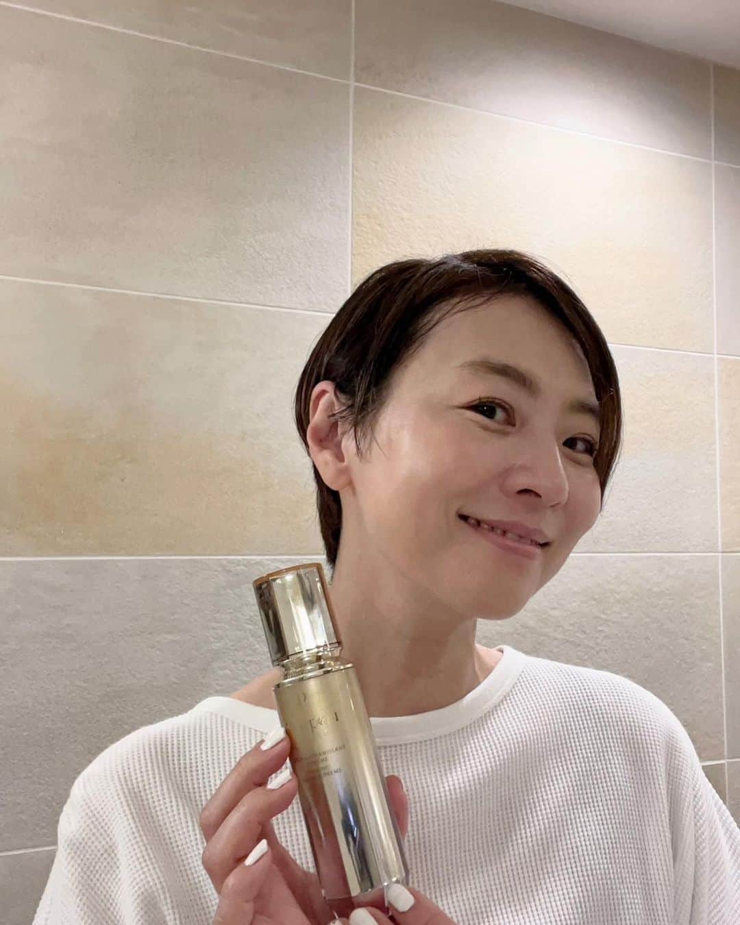 五明祐子のインスタグラム：「クレ・ド・ポー ボーテの セラムラフェルミサンＳｎ、毎日Vフォースエクササイズしながらケアして、今日で使い切りました!  この毎日のケアで素肌のハリや輝きの大切さを実感。 そして肌の状態によって、こんなにも自分をご機嫌にできるものなんだと改めて😌✨  #PR  #クレドポーボーテ #セラムラフェルミサンSn  #エイジングデザインスペシャリスト #4Dハリ美容液  #Vフォースエクササイズ」