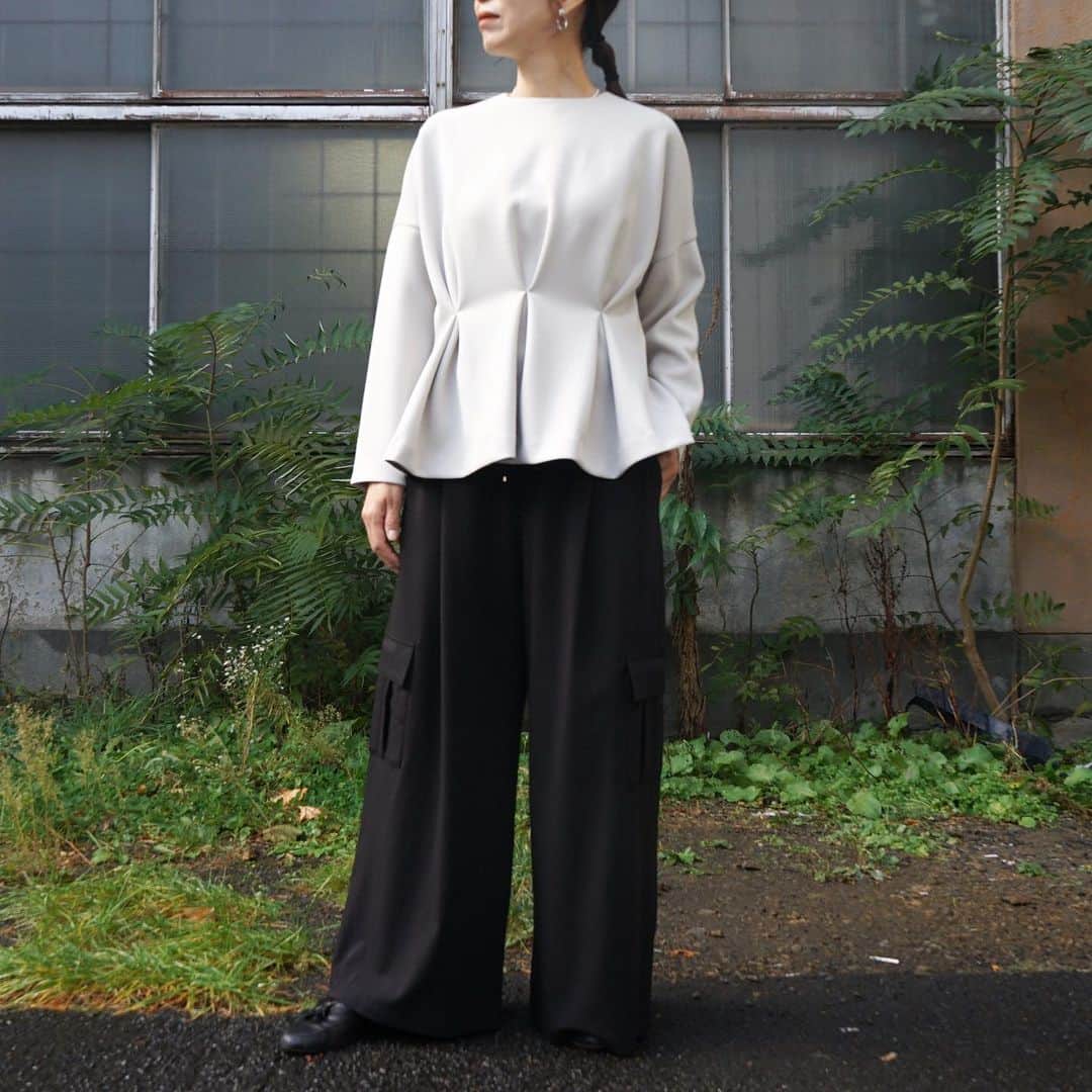 のインスタグラム：「. [RIM.ARK] Volume tuck design tops.  キックバックのあるストレッチ糸を使用したダンボールニットのトップス。 程よいハリ感としなやかさでソフトなタッチを活かしたデザイン性はありつつ、UVカットなどの機能性も兼ね揃え、着心地も抜群なのが嬉しいポイント。  ウエストには大きめのタックを入れることで立体感のあるペプラムシルエットに。  -  #mawsapporo #MāW #insonlinestore #rimark #sapporo #hokkaido #23aw」