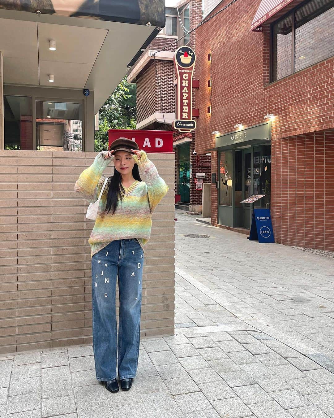 MeJiwooのインスタグラム：「알록달록 폭닥폭닥 귀여운 니트..✨ 부드러운 터치감이라 부담없이 맨살에 입기도 좋구, 겨울엔 이너랑 레이어드하면 더 따땃하게 스타일링 하실 수 있죠🩵  레터링 포인트 데님도 유니크해서 소장가치 100점👏🏻  지금 프리오픈으로 진행중인 스웨이드 부츠는 라인도 예쁘고 착화감도 좋아서 더욱 추천합니다>_<」