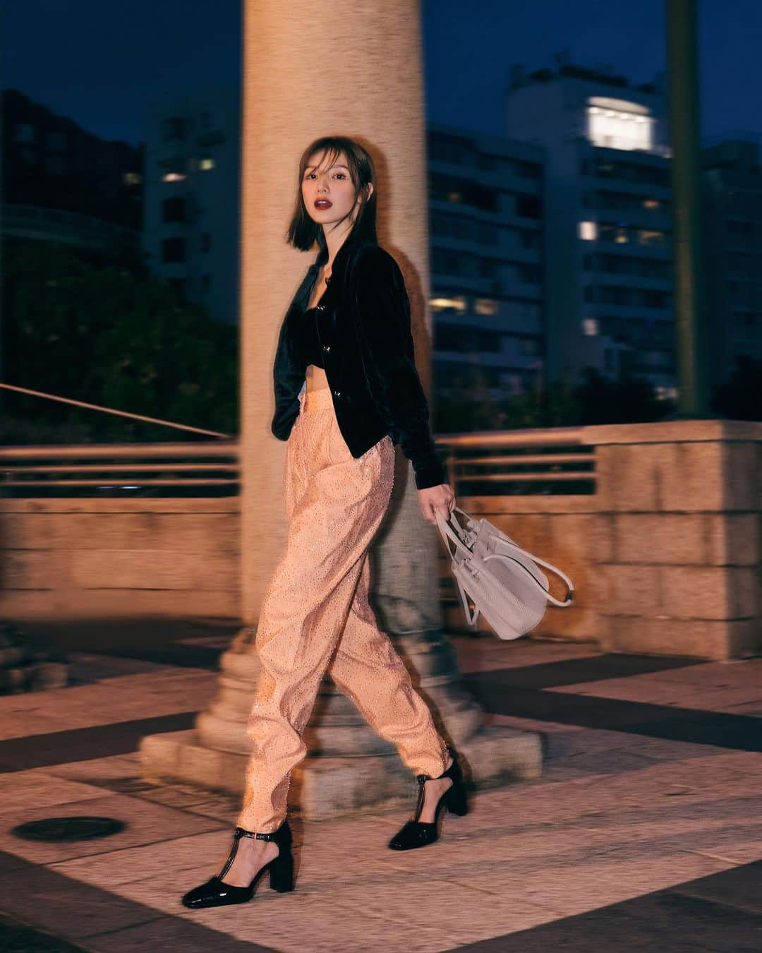 Elva Niさんのインスタグラム写真 - (Elva NiInstagram)「The gentle evening breeze always brings me calmness and pleasant moments 🍂 @giorgioarmani #giorgioarmani」10月19日 13時35分 - misselvani