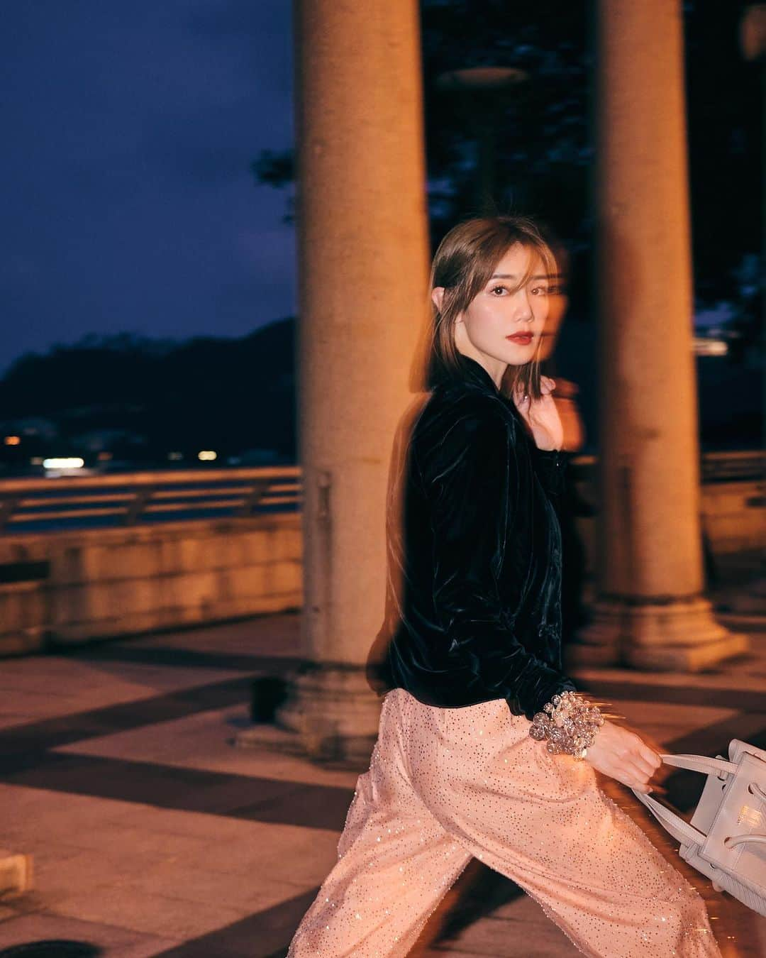 Elva Niさんのインスタグラム写真 - (Elva NiInstagram)「The gentle evening breeze always brings me calmness and pleasant moments 🍂 @giorgioarmani #giorgioarmani」10月19日 13時35分 - misselvani