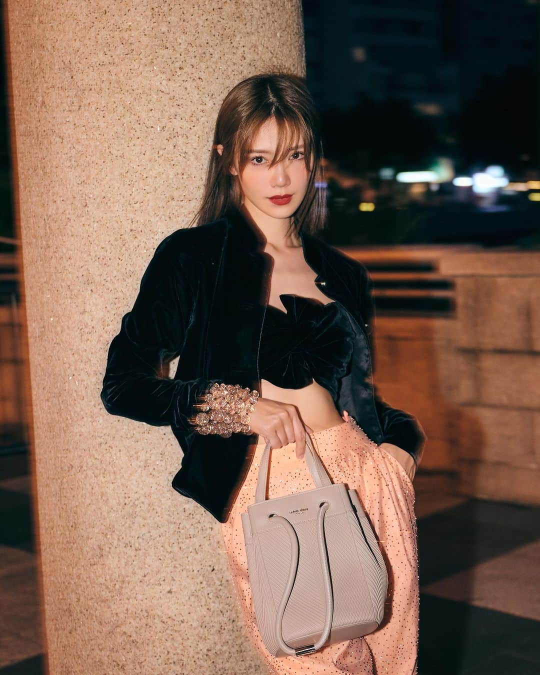 Elva Niのインスタグラム：「The gentle evening breeze always brings me calmness and pleasant moments 🍂 @giorgioarmani #giorgioarmani」
