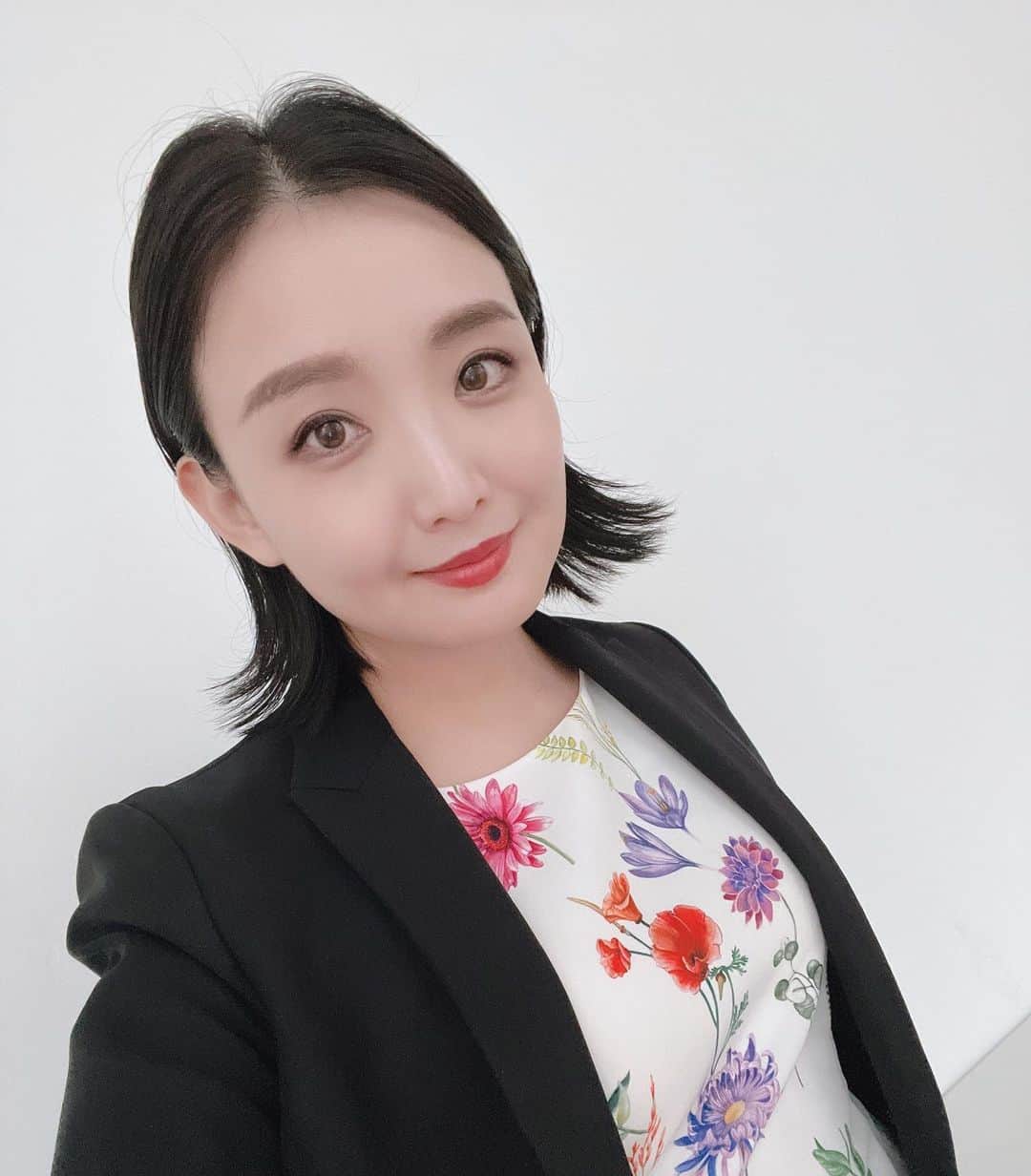 白石小百合のインスタグラム：「定例朝食会🍴☀️🌳  朝ごはんって良いよね。朝食と語らいは優勝まちがいない。  天気が良いから久々に昔のお気に入りのトップスで明るく。  今日のテーマは、ビジネスと人権。  昨今、業界のあれこれが表に出て、浄化作用が起きていますね… ようやく、ですが。  久々にお話を伺い、信念を持って生きる方は素敵でした。  #selfie #today #breakfast #lovemornings  #hasso #hrw」