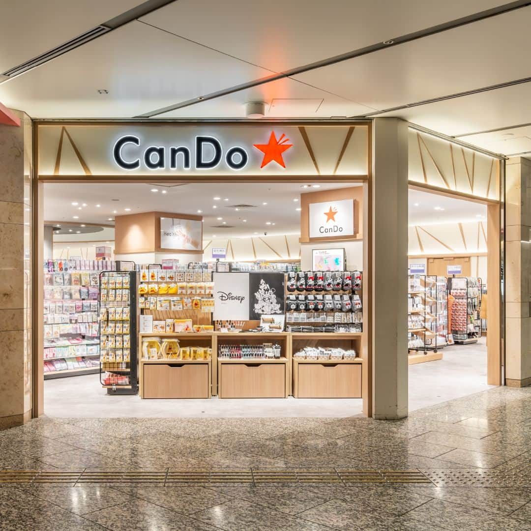 cando/キャンドゥのインスタグラム：「～ 本日OPEN ～  2023年10月19日（木）  丸の内オアゾ店  ★東京駅直結★  オープンイベントでは先着で ワンドゥエコバッグをプレゼント！ 詳しくは５枚目をご確認ください。  ※ノベルティは無くなり次第終了となります。 ※画像はイメージです。実物とは異なる場合がございます。」