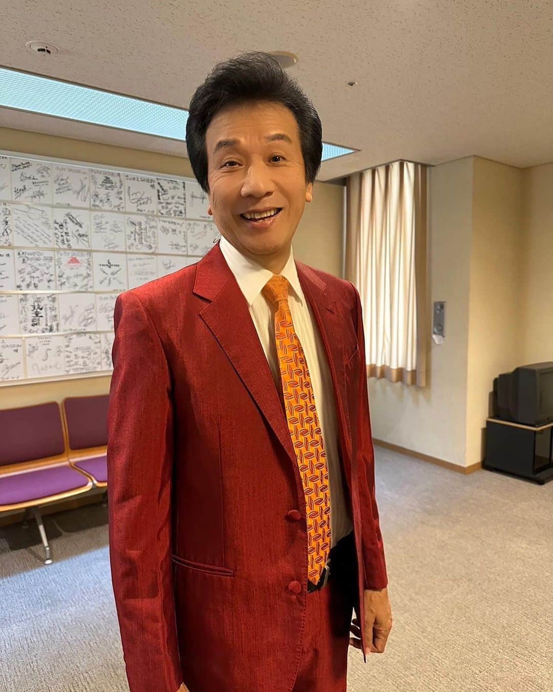 前川清のインスタグラム：「現在前川さんは ファミリーコンサートで 九州に滞在中🧳  佐世保でのひとコマをパチリ📸 仁王立ちの前川さんにクスリ☺️  今週末は 「第21回水巻町コスモスまつり」 に出演します！ 是非遊びに来てください！！  #前川清 #ファミリーコンサート #水巻町 #コスモスまつり #トークショー #前川ファミリー」