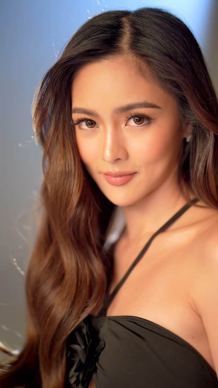 Kim Chiuのインスタグラム：「𝑰 𝒘𝒂𝒔 𝒋𝒖𝒔𝒕 𝒕𝒉𝒊𝒏𝒌𝒊𝒏𝒈 𝒂𝒃𝒐𝒖𝒕 𝒚𝒐𝒖 𝒂𝒏𝒅.... -𝑱𝑼𝑳𝑰𝑨𝑵𝑨 🖤🌹🔥 #Linlang   Gigil meter reveal?!!!!! 🔥 nasa 100% naba? Or kulang pa? 🤷🏻‍♀️ Thursday is #LinlangNewEpisode day!💙 Episodes 5 and 6 now up on @primevideoph @primevideo streaming worldwide. 🌎」