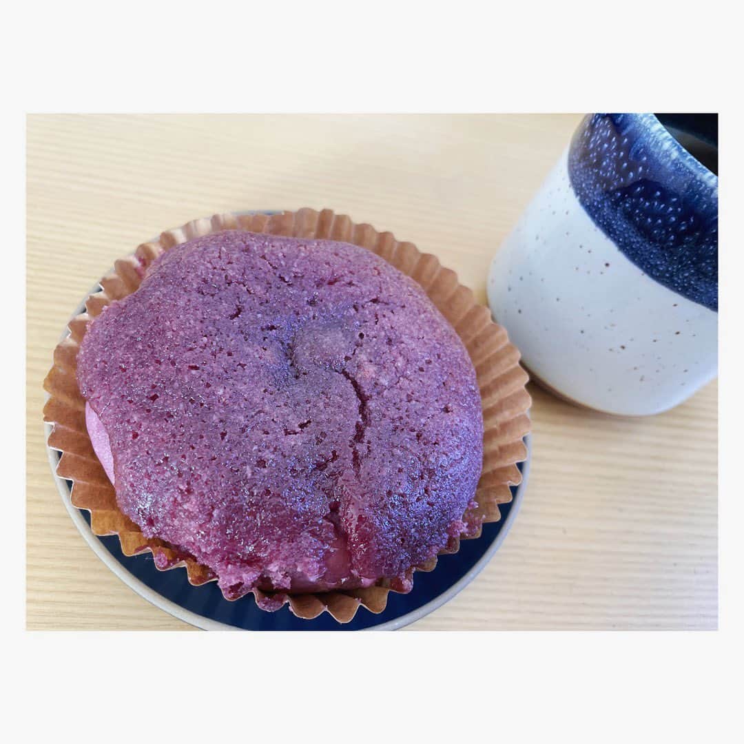 小川麻琴さんのインスタグラム写真 - (小川麻琴Instagram)「@gourtens_cannele さんの紫芋チーズケーキダマンドベーグル🥯  もっちりしっとりした紫芋生地の中には、自家製チーズケーキと紫芋餡がたっぷり包まれていて、それを紫芋ダマンドでコーティング😍  紫芋づくしで、ケーキのような凄く美味しいベーグルでした🥹❤️  #ぐるてんずカヌレ  #紫芋  #チーズケーキ #ベーグル #まことパン #まことベーグル #パンスタグラム」10月19日 13時48分 - 1029_makoto