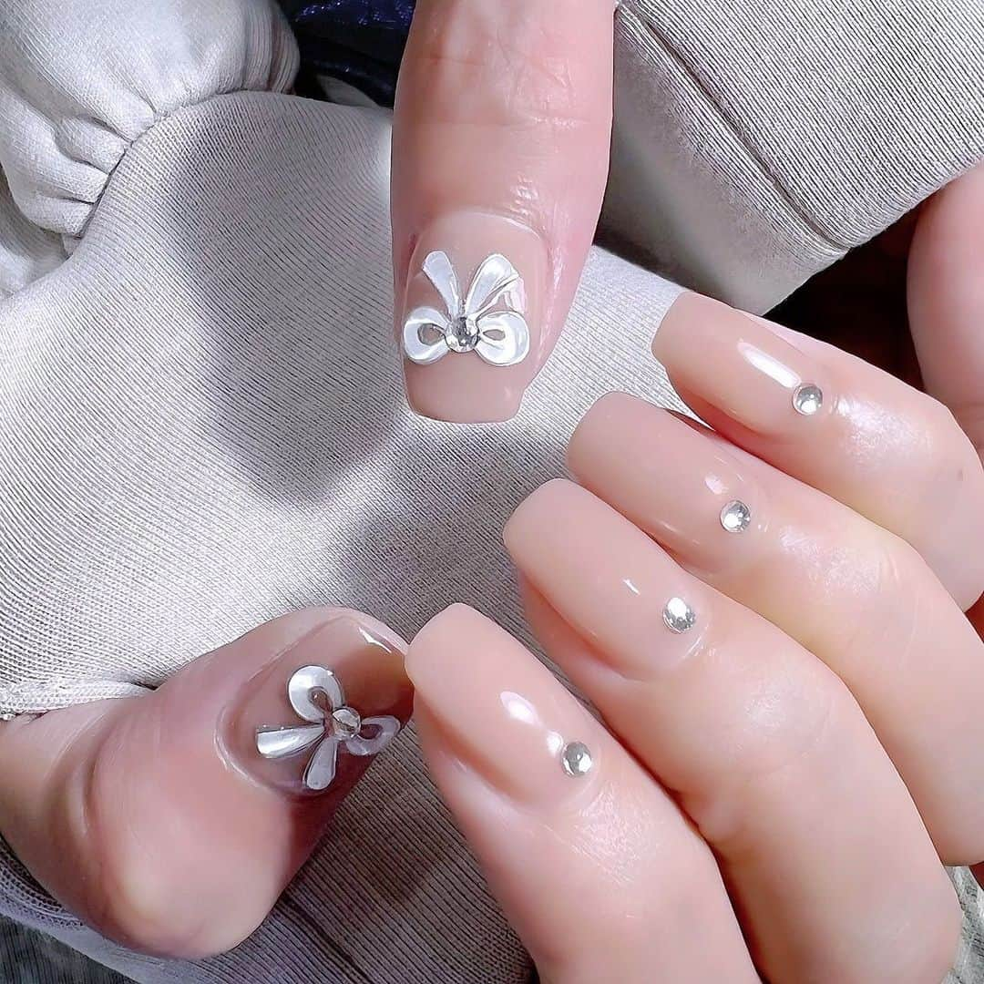 やっこさんのインスタグラム写真 - (やっこInstagram)「new nail💅✨ ⁡ ⁡ ⁡ ⁡ にゅーねいる❕💅 ⁡ 秋っぽいくすみベージュカラーに リボン描いてもらったよ🎀 ⁡ 最近ずっとスクエアにしてる❕ ⁡ ⁡ なかやまちえこさん @chiekonakayama  毎月ありがとうございます🥺🫶🏻 ⁡ ⁡ ⁡ ⁡ ⁡ そしてそしてインスタに載せてなかった 過去のネイルたちも…❕ ⁡ 3枚目 9月のもの❤️ 生誕衣装に合わせて赤にリボンでした〜❕ ⁡ 4.5枚目 8月のもの💎✨ キラキラなかんじで、 ゴールドのフレンチいれてもらったよ🫶🏻 ⁡ ⁡ ⁡ ⁡ 冬はキラキラとか モノトーン系もやりたいな〜🥺！ ⁡ ⁡ ⁡ ⁡ ⁡ #ネイル #ネイルデザイン #なかやまちえこ さん #スクエアネイル #赤ネイル #リボンネイル #nail #newnail #フレンチネイル #ニュアンスネイル #ワンホンネイル #ワンカラーネイル」10月19日 13時52分 - yakko928