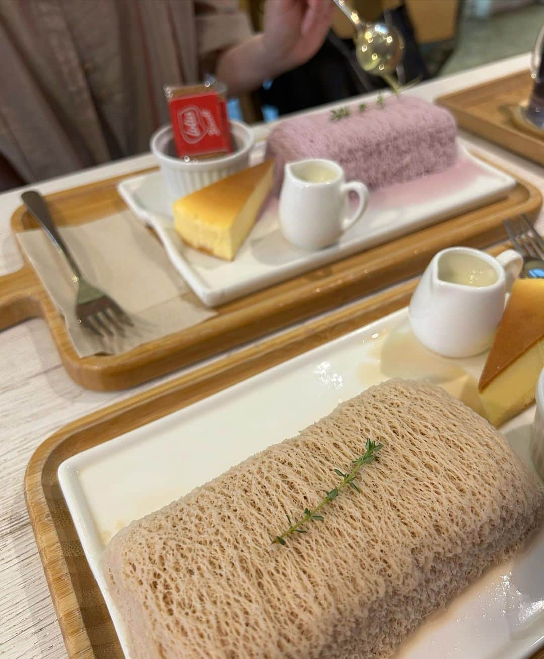 伊藤かな恵さんのインスタグラム写真 - (伊藤かな恵Instagram)「麗奈とお茶したー！  久しぶりに会ったら話止まらなくなって、 カフェをはしごしました。笑笑  私はたまに麗奈の家に転がっています。笑  #可愛いカフェに出会えたね #お猫様の話止まらない #話し足りない ー #上田麗奈  #伊藤かな恵」10月19日 13時52分 - kanae_1126_ito