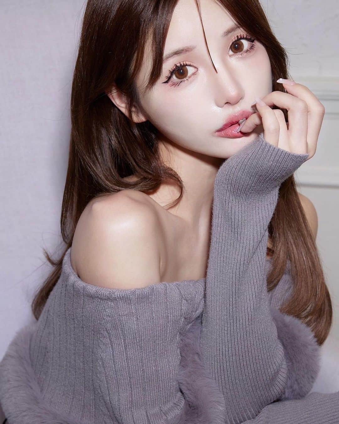 Radyのインスタグラム：「＼＼残りわずか🥹🔥／／  大人気すぎファーオフショル🩶🪽 ほんっと勢いやばくて感謝です!!🙏🏻  お出かけや女子会、特別な日にも...♡♡ 完売前にお急ぎくださいっ🥹🔥  #Rady #レディ #武藤静香 #ファーオフショル #秋コーデ #オフショルニット #モテニット」