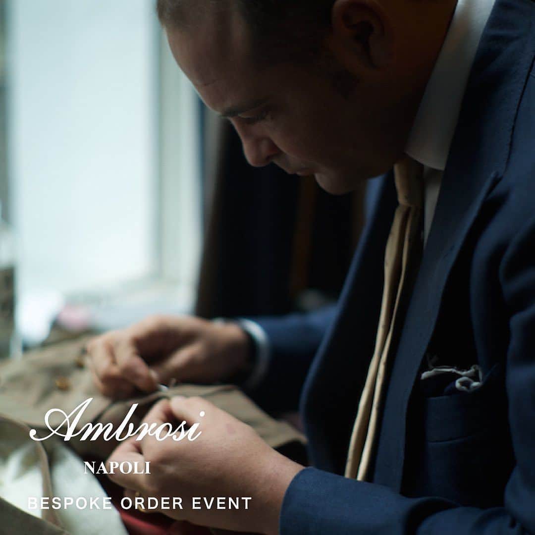 ストラスブルゴのインスタグラム：「⁡ -AMBROSI 来日ビスポークオーダーイベント- ⁡ イタリア・ナポリで代々トラウザーズ作りを生業とするアンブロージ家。 現在は、その四代目であるサルヴァトーレ・アンブロージ氏がナポリを拠点に世界各国を飛び回り、トランクショーなどで活躍を続けています。 そんな稀代のテイラー、サルヴァトーレ氏が生み出すトラウザーズは、形状、耐久性、ディテール、そしてドレープという、およそ考えられる全ての要素において、他と絶対的な違いを生み出します。 彼は常々「トラウザーズこそビスポーク」と語ります。 ジャケットは日中に脱ぐ場合もありますが、トラウザーズは履き続けます。 パートナーになるのはジャケットだけでなく、シャツやニット、ポロシャツなど多岐にわたり、その全てとうまく調和し、常に快適でエレガントであることが求められます。「ぜひ一度オーダーをして、その魅力を体感していただきたい」と彼は続けます。 この機会にぜひサルヴァトーレ・アンブロージ氏の仕立てをご体感ください。 ⁡ DATE｜日程 10月19日 (木)　 大阪店　@strasburgo_osaka_mens  10月20日 (金)～ 10月21日 (土) 南青山店　@strasburgo_minamiaoyama_ms  ⁡ FITTING｜採寸 サルヴァトーレ・アンブロージ氏による採寸 ⁡ DELIVERY｜納期 仮縫いあり 約8カ月 ⁡ ORDER PRICE｜オーダー価格 パンツ ￥196,900～ （※価格は税込となります。） 生地によって価格が変わりますので、上記はおおよその目安になります。 詳細は、開催店舗までお問い合わせください。」