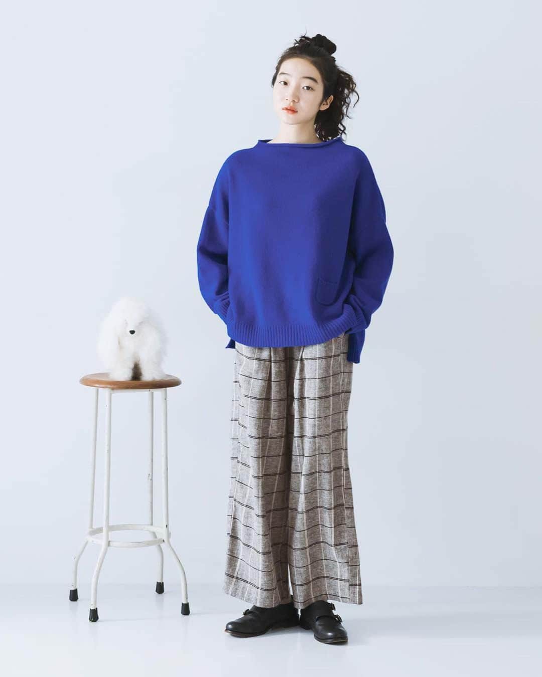 ナチュランさんのインスタグラム写真 - (ナチュランInstagram)「【 blue willow 】装いに彩りを添えるカラーニット  ・  天然素材を紡ぎ、暮らしに程良く馴染む 大人のナチュラル服を提案する「blue willow」より、 装いに彩りをプラスするカラーニットが届きました。  これからの季節はトーンが落ち着きがちですが、 冬こそ発色のきれいなニットを着こなして、おしゃれをお楽しみください。  モデル身長 : 164cm  ----------------------------- 　blue willow -----------------------------  ■ウール混ニットボトルネックプルオーバー ¥9,790 (税込) ブルー[ 注文番号：ISW-4A84-3303-A ] グリーン[ 注文番号：ISW-4A84-3303-B ] ブラック[ 注文番号：ISW-4A84-3303-C ] マスタード[ 注文番号：ISW-4A84-3303-D ] ライトグレー[ 注文番号：ISW-4A84-3303-E ] レッド[ 注文番号：ISW-4A84-3303-F ]  -----------------------------  ▶️商品詳細やお買い物は写真のタグをタップ またはプロフィール（@natulan_official）から 「ナチュラン」のサイトにアクセスして 注文番号や商品名を検索してみてくださいね。  #lifewear #fashion #natulan #今日のコーデ #コーディネート #ファッション #ナチュラル #ナチュラン #日々の暮らし #暮らしを楽しむ #シンプルライフ #シンプルコーデ #大人女子 #大人カジュアルコーデ #ニット #カラーニット #ウール混 #ボトルネック #ブルー #グリーン #マスタード #秋 #秋コーデ #blue willow #ブルーウィロウ #natulan_official.」10月19日 13時58分 - natulan_official