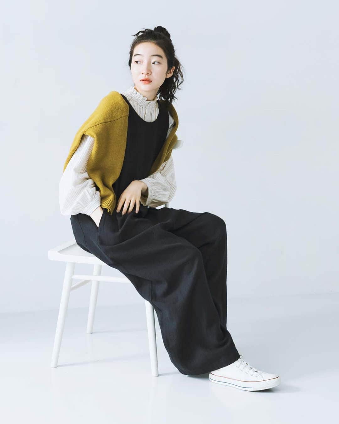 ナチュランさんのインスタグラム写真 - (ナチュランInstagram)「【 blue willow 】装いに彩りを添えるカラーニット  ・  天然素材を紡ぎ、暮らしに程良く馴染む 大人のナチュラル服を提案する「blue willow」より、 装いに彩りをプラスするカラーニットが届きました。  これからの季節はトーンが落ち着きがちですが、 冬こそ発色のきれいなニットを着こなして、おしゃれをお楽しみください。  モデル身長 : 164cm  ----------------------------- 　blue willow -----------------------------  ■ウール混ニットボトルネックプルオーバー ¥9,790 (税込) ブルー[ 注文番号：ISW-4A84-3303-A ] グリーン[ 注文番号：ISW-4A84-3303-B ] ブラック[ 注文番号：ISW-4A84-3303-C ] マスタード[ 注文番号：ISW-4A84-3303-D ] ライトグレー[ 注文番号：ISW-4A84-3303-E ] レッド[ 注文番号：ISW-4A84-3303-F ]  -----------------------------  ▶️商品詳細やお買い物は写真のタグをタップ またはプロフィール（@natulan_official）から 「ナチュラン」のサイトにアクセスして 注文番号や商品名を検索してみてくださいね。  #lifewear #fashion #natulan #今日のコーデ #コーディネート #ファッション #ナチュラル #ナチュラン #日々の暮らし #暮らしを楽しむ #シンプルライフ #シンプルコーデ #大人女子 #大人カジュアルコーデ #ニット #カラーニット #ウール混 #ボトルネック #ブルー #グリーン #マスタード #秋 #秋コーデ #blue willow #ブルーウィロウ #natulan_official.」10月19日 13時58分 - natulan_official