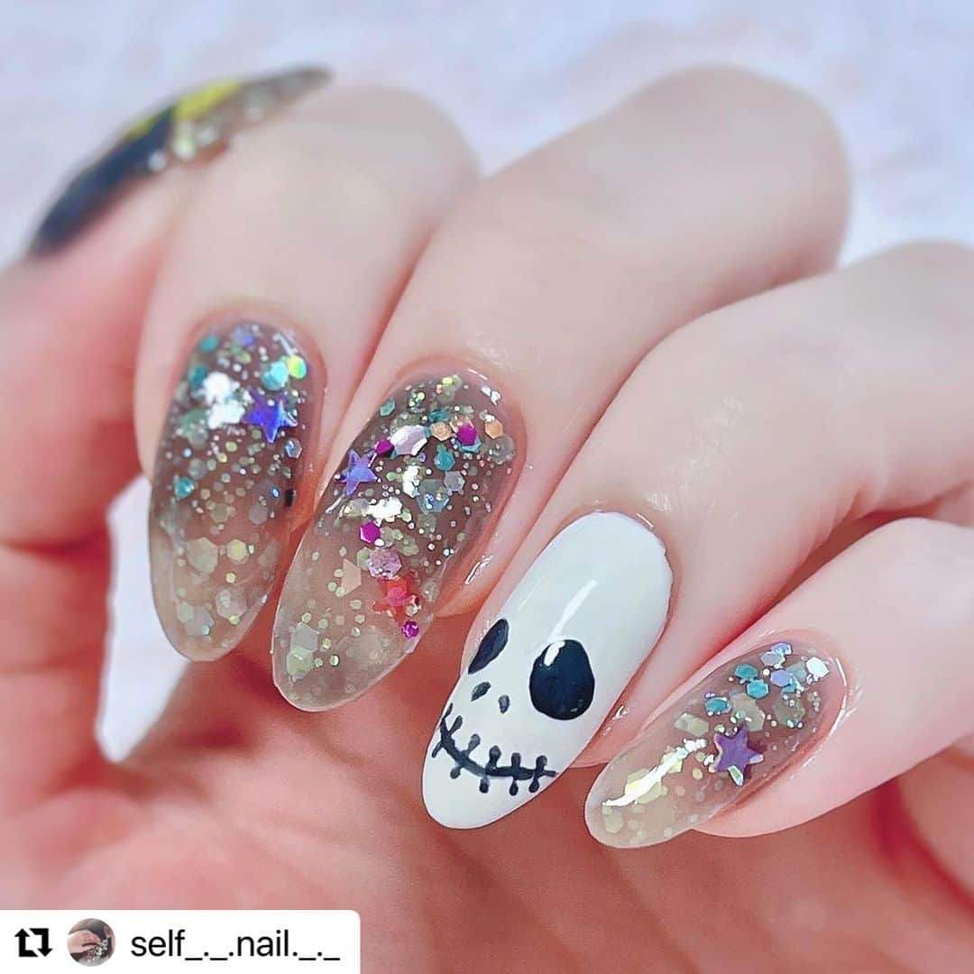 【PLANET NAIL（プラネット ネイル）】公式さんのインスタグラム写真 - (【PLANET NAIL（プラネット ネイル）】公式Instagram)「✰✰✰✰✰✰✰✰✰✰✰✰✰✰✰✰ PLANET Girl🪐 @self_._.nail._._ さま♡  PLH04エトワールグレー PLB13 天空を操る飛行 PLB34守護星のウィンク を使ったテーマがナイトメア・ビフォア・クリスマスなHalloweenネイルデザインを ご紹介します🎃✨✨✨ ╍ ╍ ╍ ╍ ╍ ╍ ╍ ╍ ╍ ╍ ╍ ╍ ╍ ╍ ╍ ╍  Halloween🎃♡  　わたしには珍しく少しダークめ💀  　使用ポリッシュᝰ✍︎꙳⋆ ———————— @planet.jp ネイルハードナー 04 エトワールグレー 　　　　　　PLB13 天空を操る飛行 　　　　　　PLB34 守護製のウィンク  @pa_nail AA178  @gene_tokyo デニムブルー 　　　　　　　ニュアンスパープル  @canmaketokyo カラフルネイルN01  ————————  　　　　　 　ナイトメア•ビフォア•クリスマスの世界観が好きで  　せっかくのハロウィン月だしと思って  　ちょっと寄せてみたネイル💅🩶  　エトワールグレーをベースに夜をイメージして  　さらにラメを重ねました🖤  　人差し指.中指.小指はエトワールグレーを2度塗りした後  　天空を操る飛行を根本に乗せました🩵  　深いブルーで奥行きのあるラメポリです😌 　　　　　 　　　　　  　　　　　 　ジャックをかっこよく描けたからお気に入り🤩✨  　　　　　 　もちろん映画を観ながらぬりぬりしました😂  　　　　　 　サリーがジャックのために  　差し入れをつくって持っていくシーンが好きです🎬♡  　　　　　  　 　ランドのホーンテッドマンション乗りに行きたいなあ👻🩶  　いまハロウィン仕様でとってもかわいいよね、、😌  　　　　　  　皆さんはDハロいきましたか？🎃💜 　　　　　  　　　　　  　　　　　  #selfnail #selfnails  #nailart #naildesign #instanails #nailstagram #polish #polishnail #nailpolish #セルフネイル #ポリッシュネイル #ネイルポリッシュ #ポリッシュ #マニキュア #手元クラブ #planetnail #プラネットネイル #プラネットガール2023  #エトワールグレー #天空を操る飛行 #守護星のウィンク #ハロウィンネイル #Halloweennail #ナイトメアビフォアクリスマス #nightmarebeforechristmas」10月19日 14時08分 - planet.jp