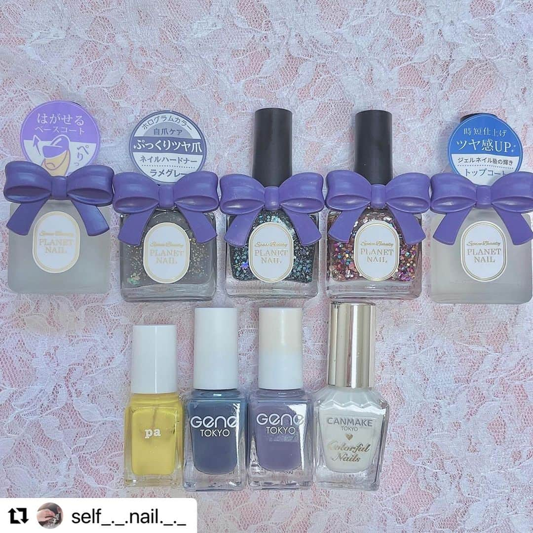 【PLANET NAIL（プラネット ネイル）】公式さんのインスタグラム写真 - (【PLANET NAIL（プラネット ネイル）】公式Instagram)「✰✰✰✰✰✰✰✰✰✰✰✰✰✰✰✰ PLANET Girl🪐 @self_._.nail._._ さま♡  PLH04エトワールグレー PLB13 天空を操る飛行 PLB34守護星のウィンク を使ったテーマがナイトメア・ビフォア・クリスマスなHalloweenネイルデザインを ご紹介します🎃✨✨✨ ╍ ╍ ╍ ╍ ╍ ╍ ╍ ╍ ╍ ╍ ╍ ╍ ╍ ╍ ╍ ╍  Halloween🎃♡  　わたしには珍しく少しダークめ💀  　使用ポリッシュᝰ✍︎꙳⋆ ———————— @planet.jp ネイルハードナー 04 エトワールグレー 　　　　　　PLB13 天空を操る飛行 　　　　　　PLB34 守護製のウィンク  @pa_nail AA178  @gene_tokyo デニムブルー 　　　　　　　ニュアンスパープル  @canmaketokyo カラフルネイルN01  ————————  　　　　　 　ナイトメア•ビフォア•クリスマスの世界観が好きで  　せっかくのハロウィン月だしと思って  　ちょっと寄せてみたネイル💅🩶  　エトワールグレーをベースに夜をイメージして  　さらにラメを重ねました🖤  　人差し指.中指.小指はエトワールグレーを2度塗りした後  　天空を操る飛行を根本に乗せました🩵  　深いブルーで奥行きのあるラメポリです😌 　　　　　 　　　　　  　　　　　 　ジャックをかっこよく描けたからお気に入り🤩✨  　　　　　 　もちろん映画を観ながらぬりぬりしました😂  　　　　　 　サリーがジャックのために  　差し入れをつくって持っていくシーンが好きです🎬♡  　　　　　  　 　ランドのホーンテッドマンション乗りに行きたいなあ👻🩶  　いまハロウィン仕様でとってもかわいいよね、、😌  　　　　　  　皆さんはDハロいきましたか？🎃💜 　　　　　  　　　　　  　　　　　  #selfnail #selfnails  #nailart #naildesign #instanails #nailstagram #polish #polishnail #nailpolish #セルフネイル #ポリッシュネイル #ネイルポリッシュ #ポリッシュ #マニキュア #手元クラブ #planetnail #プラネットネイル #プラネットガール2023  #エトワールグレー #天空を操る飛行 #守護星のウィンク #ハロウィンネイル #Halloweennail #ナイトメアビフォアクリスマス #nightmarebeforechristmas」10月19日 14時08分 - planet.jp