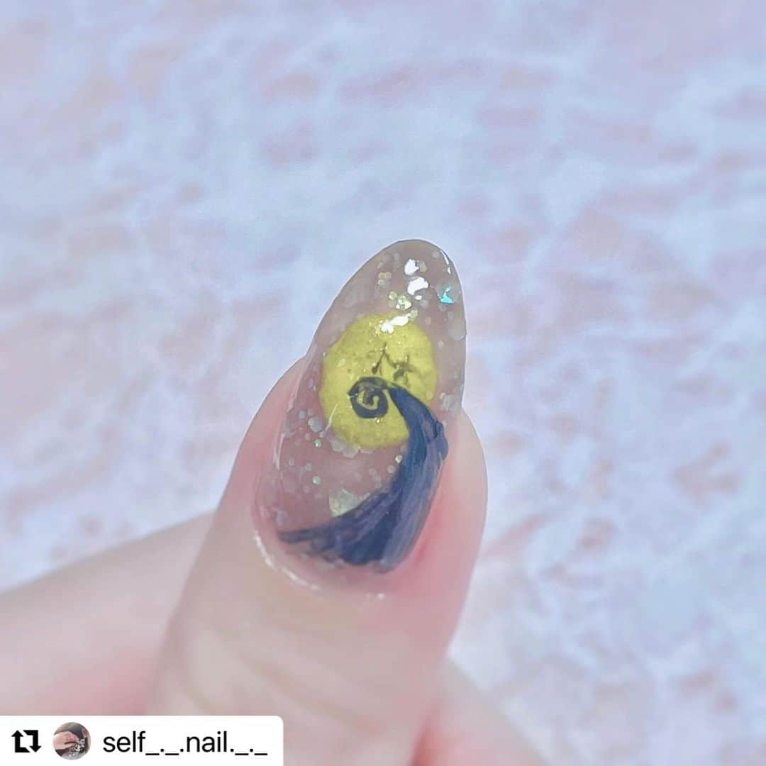 【PLANET NAIL（プラネット ネイル）】公式さんのインスタグラム写真 - (【PLANET NAIL（プラネット ネイル）】公式Instagram)「✰✰✰✰✰✰✰✰✰✰✰✰✰✰✰✰ PLANET Girl🪐 @self_._.nail._._ さま♡  PLH04エトワールグレー PLB13 天空を操る飛行 PLB34守護星のウィンク を使ったテーマがナイトメア・ビフォア・クリスマスなHalloweenネイルデザインを ご紹介します🎃✨✨✨ ╍ ╍ ╍ ╍ ╍ ╍ ╍ ╍ ╍ ╍ ╍ ╍ ╍ ╍ ╍ ╍  Halloween🎃♡  　わたしには珍しく少しダークめ💀  　使用ポリッシュᝰ✍︎꙳⋆ ———————— @planet.jp ネイルハードナー 04 エトワールグレー 　　　　　　PLB13 天空を操る飛行 　　　　　　PLB34 守護製のウィンク  @pa_nail AA178  @gene_tokyo デニムブルー 　　　　　　　ニュアンスパープル  @canmaketokyo カラフルネイルN01  ————————  　　　　　 　ナイトメア•ビフォア•クリスマスの世界観が好きで  　せっかくのハロウィン月だしと思って  　ちょっと寄せてみたネイル💅🩶  　エトワールグレーをベースに夜をイメージして  　さらにラメを重ねました🖤  　人差し指.中指.小指はエトワールグレーを2度塗りした後  　天空を操る飛行を根本に乗せました🩵  　深いブルーで奥行きのあるラメポリです😌 　　　　　 　　　　　  　　　　　 　ジャックをかっこよく描けたからお気に入り🤩✨  　　　　　 　もちろん映画を観ながらぬりぬりしました😂  　　　　　 　サリーがジャックのために  　差し入れをつくって持っていくシーンが好きです🎬♡  　　　　　  　 　ランドのホーンテッドマンション乗りに行きたいなあ👻🩶  　いまハロウィン仕様でとってもかわいいよね、、😌  　　　　　  　皆さんはDハロいきましたか？🎃💜 　　　　　  　　　　　  　　　　　  #selfnail #selfnails  #nailart #naildesign #instanails #nailstagram #polish #polishnail #nailpolish #セルフネイル #ポリッシュネイル #ネイルポリッシュ #ポリッシュ #マニキュア #手元クラブ #planetnail #プラネットネイル #プラネットガール2023  #エトワールグレー #天空を操る飛行 #守護星のウィンク #ハロウィンネイル #Halloweennail #ナイトメアビフォアクリスマス #nightmarebeforechristmas」10月19日 14時08分 - planet.jp