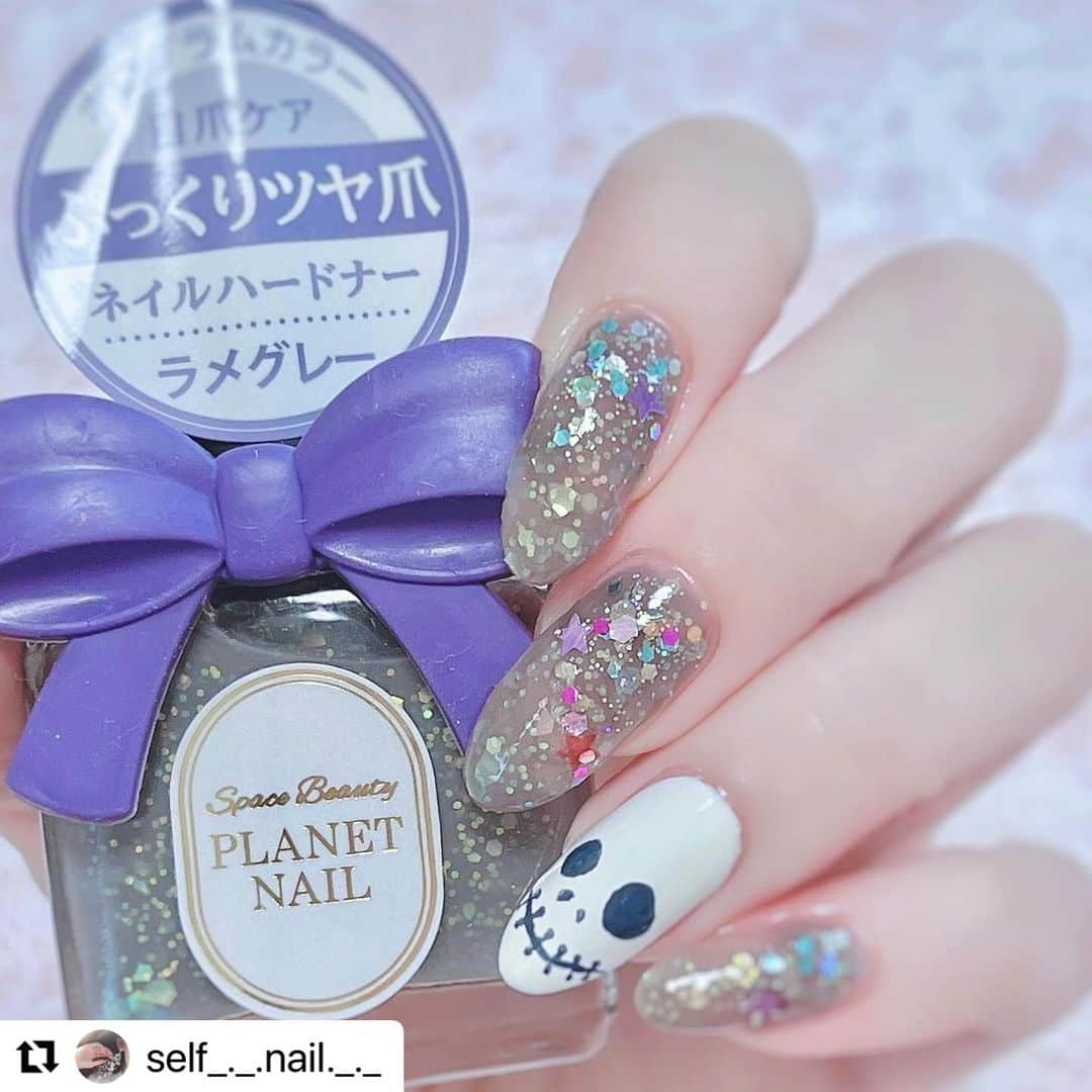 【PLANET NAIL（プラネット ネイル）】公式さんのインスタグラム写真 - (【PLANET NAIL（プラネット ネイル）】公式Instagram)「✰✰✰✰✰✰✰✰✰✰✰✰✰✰✰✰ PLANET Girl🪐 @self_._.nail._._ さま♡  PLH04エトワールグレー PLB13 天空を操る飛行 PLB34守護星のウィンク を使ったテーマがナイトメア・ビフォア・クリスマスなHalloweenネイルデザインを ご紹介します🎃✨✨✨ ╍ ╍ ╍ ╍ ╍ ╍ ╍ ╍ ╍ ╍ ╍ ╍ ╍ ╍ ╍ ╍  Halloween🎃♡  　わたしには珍しく少しダークめ💀  　使用ポリッシュᝰ✍︎꙳⋆ ———————— @planet.jp ネイルハードナー 04 エトワールグレー 　　　　　　PLB13 天空を操る飛行 　　　　　　PLB34 守護製のウィンク  @pa_nail AA178  @gene_tokyo デニムブルー 　　　　　　　ニュアンスパープル  @canmaketokyo カラフルネイルN01  ————————  　　　　　 　ナイトメア•ビフォア•クリスマスの世界観が好きで  　せっかくのハロウィン月だしと思って  　ちょっと寄せてみたネイル💅🩶  　エトワールグレーをベースに夜をイメージして  　さらにラメを重ねました🖤  　人差し指.中指.小指はエトワールグレーを2度塗りした後  　天空を操る飛行を根本に乗せました🩵  　深いブルーで奥行きのあるラメポリです😌 　　　　　 　　　　　  　　　　　 　ジャックをかっこよく描けたからお気に入り🤩✨  　　　　　 　もちろん映画を観ながらぬりぬりしました😂  　　　　　 　サリーがジャックのために  　差し入れをつくって持っていくシーンが好きです🎬♡  　　　　　  　 　ランドのホーンテッドマンション乗りに行きたいなあ👻🩶  　いまハロウィン仕様でとってもかわいいよね、、😌  　　　　　  　皆さんはDハロいきましたか？🎃💜 　　　　　  　　　　　  　　　　　  #selfnail #selfnails  #nailart #naildesign #instanails #nailstagram #polish #polishnail #nailpolish #セルフネイル #ポリッシュネイル #ネイルポリッシュ #ポリッシュ #マニキュア #手元クラブ #planetnail #プラネットネイル #プラネットガール2023  #エトワールグレー #天空を操る飛行 #守護星のウィンク #ハロウィンネイル #Halloweennail #ナイトメアビフォアクリスマス #nightmarebeforechristmas」10月19日 14時08分 - planet.jp