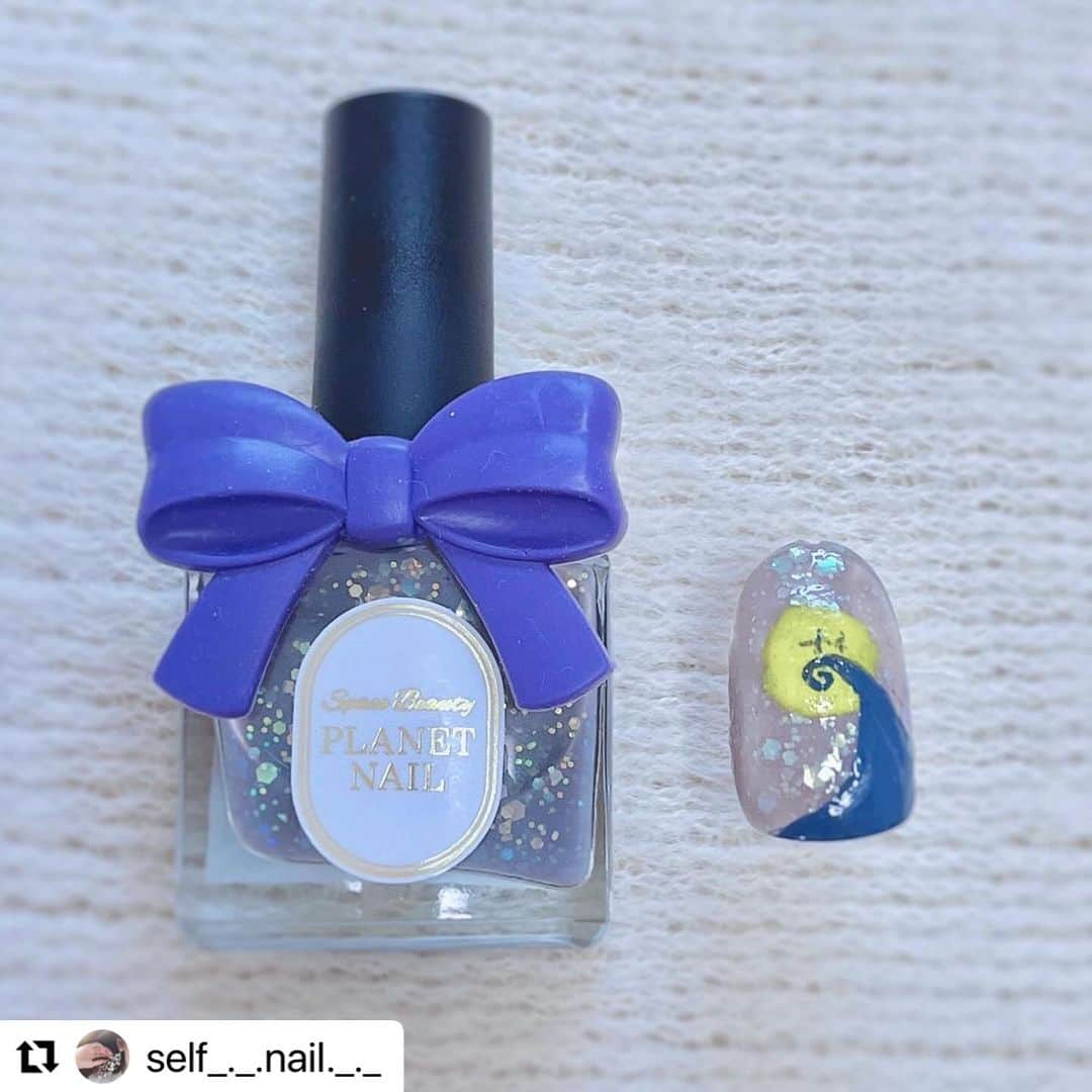 【PLANET NAIL（プラネット ネイル）】公式さんのインスタグラム写真 - (【PLANET NAIL（プラネット ネイル）】公式Instagram)「✰✰✰✰✰✰✰✰✰✰✰✰✰✰✰✰ PLANET Girl🪐 @self_._.nail._._ さま♡  PLH04エトワールグレー PLB13 天空を操る飛行 PLB34守護星のウィンク を使ったテーマがナイトメア・ビフォア・クリスマスなHalloweenネイルデザインを ご紹介します🎃✨✨✨ ╍ ╍ ╍ ╍ ╍ ╍ ╍ ╍ ╍ ╍ ╍ ╍ ╍ ╍ ╍ ╍  Halloween🎃♡  　わたしには珍しく少しダークめ💀  　使用ポリッシュᝰ✍︎꙳⋆ ———————— @planet.jp ネイルハードナー 04 エトワールグレー 　　　　　　PLB13 天空を操る飛行 　　　　　　PLB34 守護製のウィンク  @pa_nail AA178  @gene_tokyo デニムブルー 　　　　　　　ニュアンスパープル  @canmaketokyo カラフルネイルN01  ————————  　　　　　 　ナイトメア•ビフォア•クリスマスの世界観が好きで  　せっかくのハロウィン月だしと思って  　ちょっと寄せてみたネイル💅🩶  　エトワールグレーをベースに夜をイメージして  　さらにラメを重ねました🖤  　人差し指.中指.小指はエトワールグレーを2度塗りした後  　天空を操る飛行を根本に乗せました🩵  　深いブルーで奥行きのあるラメポリです😌 　　　　　 　　　　　  　　　　　 　ジャックをかっこよく描けたからお気に入り🤩✨  　　　　　 　もちろん映画を観ながらぬりぬりしました😂  　　　　　 　サリーがジャックのために  　差し入れをつくって持っていくシーンが好きです🎬♡  　　　　　  　 　ランドのホーンテッドマンション乗りに行きたいなあ👻🩶  　いまハロウィン仕様でとってもかわいいよね、、😌  　　　　　  　皆さんはDハロいきましたか？🎃💜 　　　　　  　　　　　  　　　　　  #selfnail #selfnails  #nailart #naildesign #instanails #nailstagram #polish #polishnail #nailpolish #セルフネイル #ポリッシュネイル #ネイルポリッシュ #ポリッシュ #マニキュア #手元クラブ #planetnail #プラネットネイル #プラネットガール2023  #エトワールグレー #天空を操る飛行 #守護星のウィンク #ハロウィンネイル #Halloweennail #ナイトメアビフォアクリスマス #nightmarebeforechristmas」10月19日 14時08分 - planet.jp