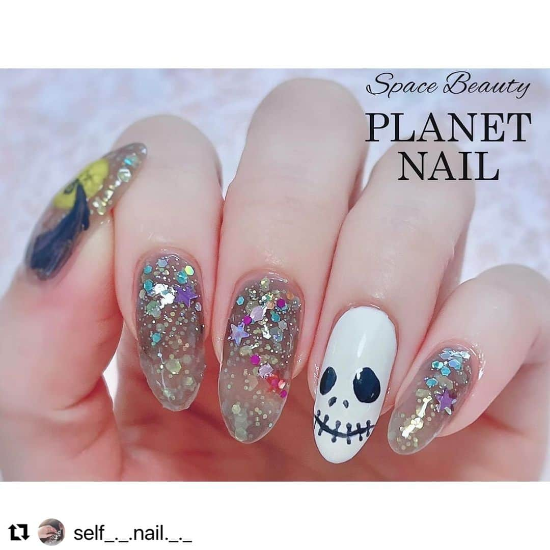 【PLANET NAIL（プラネット ネイル）】公式さんのインスタグラム写真 - (【PLANET NAIL（プラネット ネイル）】公式Instagram)「✰✰✰✰✰✰✰✰✰✰✰✰✰✰✰✰ PLANET Girl🪐 @self_._.nail._._ さま♡  PLH04エトワールグレー PLB13 天空を操る飛行 PLB34守護星のウィンク を使ったテーマがナイトメア・ビフォア・クリスマスなHalloweenネイルデザインを ご紹介します🎃✨✨✨ ╍ ╍ ╍ ╍ ╍ ╍ ╍ ╍ ╍ ╍ ╍ ╍ ╍ ╍ ╍ ╍  Halloween🎃♡  　わたしには珍しく少しダークめ💀  　使用ポリッシュᝰ✍︎꙳⋆ ———————— @planet.jp ネイルハードナー 04 エトワールグレー 　　　　　　PLB13 天空を操る飛行 　　　　　　PLB34 守護製のウィンク  @pa_nail AA178  @gene_tokyo デニムブルー 　　　　　　　ニュアンスパープル  @canmaketokyo カラフルネイルN01  ————————  　　　　　 　ナイトメア•ビフォア•クリスマスの世界観が好きで  　せっかくのハロウィン月だしと思って  　ちょっと寄せてみたネイル💅🩶  　エトワールグレーをベースに夜をイメージして  　さらにラメを重ねました🖤  　人差し指.中指.小指はエトワールグレーを2度塗りした後  　天空を操る飛行を根本に乗せました🩵  　深いブルーで奥行きのあるラメポリです😌 　　　　　 　　　　　  　　　　　 　ジャックをかっこよく描けたからお気に入り🤩✨  　　　　　 　もちろん映画を観ながらぬりぬりしました😂  　　　　　 　サリーがジャックのために  　差し入れをつくって持っていくシーンが好きです🎬♡  　　　　　  　 　ランドのホーンテッドマンション乗りに行きたいなあ👻🩶  　いまハロウィン仕様でとってもかわいいよね、、😌  　　　　　  　皆さんはDハロいきましたか？🎃💜 　　　　　  　　　　　  　　　　　  #selfnail #selfnails  #nailart #naildesign #instanails #nailstagram #polish #polishnail #nailpolish #セルフネイル #ポリッシュネイル #ネイルポリッシュ #ポリッシュ #マニキュア #手元クラブ #planetnail #プラネットネイル #プラネットガール2023  #エトワールグレー #天空を操る飛行 #守護星のウィンク #ハロウィンネイル #Halloweennail #ナイトメアビフォアクリスマス #nightmarebeforechristmas」10月19日 14時08分 - planet.jp