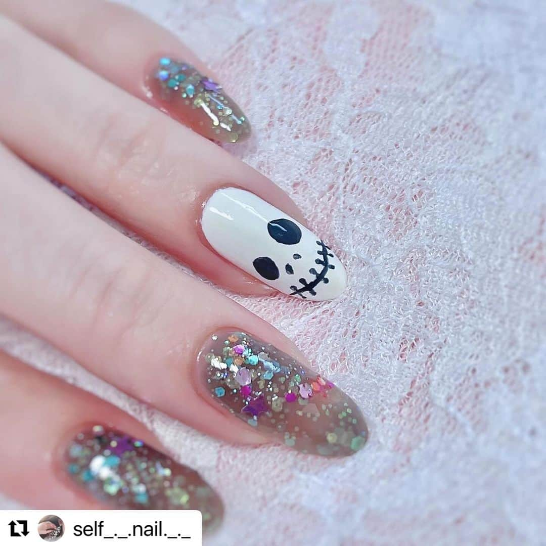 【PLANET NAIL（プラネット ネイル）】公式さんのインスタグラム写真 - (【PLANET NAIL（プラネット ネイル）】公式Instagram)「✰✰✰✰✰✰✰✰✰✰✰✰✰✰✰✰ PLANET Girl🪐 @self_._.nail._._ さま♡  PLH04エトワールグレー PLB13 天空を操る飛行 PLB34守護星のウィンク を使ったテーマがナイトメア・ビフォア・クリスマスなHalloweenネイルデザインを ご紹介します🎃✨✨✨ ╍ ╍ ╍ ╍ ╍ ╍ ╍ ╍ ╍ ╍ ╍ ╍ ╍ ╍ ╍ ╍  Halloween🎃♡  　わたしには珍しく少しダークめ💀  　使用ポリッシュᝰ✍︎꙳⋆ ———————— @planet.jp ネイルハードナー 04 エトワールグレー 　　　　　　PLB13 天空を操る飛行 　　　　　　PLB34 守護製のウィンク  @pa_nail AA178  @gene_tokyo デニムブルー 　　　　　　　ニュアンスパープル  @canmaketokyo カラフルネイルN01  ————————  　　　　　 　ナイトメア•ビフォア•クリスマスの世界観が好きで  　せっかくのハロウィン月だしと思って  　ちょっと寄せてみたネイル💅🩶  　エトワールグレーをベースに夜をイメージして  　さらにラメを重ねました🖤  　人差し指.中指.小指はエトワールグレーを2度塗りした後  　天空を操る飛行を根本に乗せました🩵  　深いブルーで奥行きのあるラメポリです😌 　　　　　 　　　　　  　　　　　 　ジャックをかっこよく描けたからお気に入り🤩✨  　　　　　 　もちろん映画を観ながらぬりぬりしました😂  　　　　　 　サリーがジャックのために  　差し入れをつくって持っていくシーンが好きです🎬♡  　　　　　  　 　ランドのホーンテッドマンション乗りに行きたいなあ👻🩶  　いまハロウィン仕様でとってもかわいいよね、、😌  　　　　　  　皆さんはDハロいきましたか？🎃💜 　　　　　  　　　　　  　　　　　  #selfnail #selfnails  #nailart #naildesign #instanails #nailstagram #polish #polishnail #nailpolish #セルフネイル #ポリッシュネイル #ネイルポリッシュ #ポリッシュ #マニキュア #手元クラブ #planetnail #プラネットネイル #プラネットガール2023  #エトワールグレー #天空を操る飛行 #守護星のウィンク #ハロウィンネイル #Halloweennail #ナイトメアビフォアクリスマス #nightmarebeforechristmas」10月19日 14時08分 - planet.jp