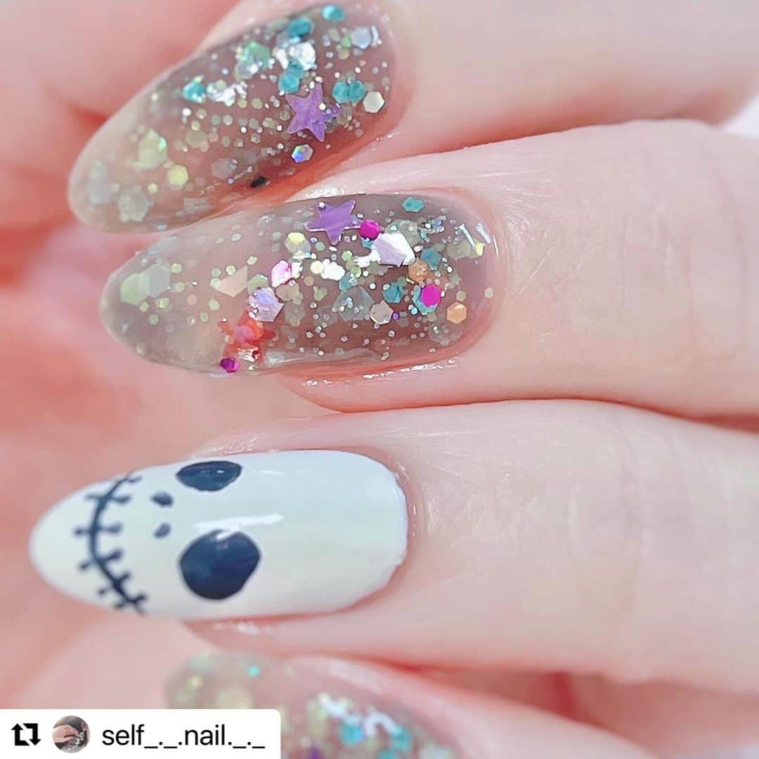 【PLANET NAIL（プラネット ネイル）】公式さんのインスタグラム写真 - (【PLANET NAIL（プラネット ネイル）】公式Instagram)「✰✰✰✰✰✰✰✰✰✰✰✰✰✰✰✰ PLANET Girl🪐 @self_._.nail._._ さま♡  PLH04エトワールグレー PLB13 天空を操る飛行 PLB34守護星のウィンク を使ったテーマがナイトメア・ビフォア・クリスマスなHalloweenネイルデザインを ご紹介します🎃✨✨✨ ╍ ╍ ╍ ╍ ╍ ╍ ╍ ╍ ╍ ╍ ╍ ╍ ╍ ╍ ╍ ╍  Halloween🎃♡  　わたしには珍しく少しダークめ💀  　使用ポリッシュᝰ✍︎꙳⋆ ———————— @planet.jp ネイルハードナー 04 エトワールグレー 　　　　　　PLB13 天空を操る飛行 　　　　　　PLB34 守護製のウィンク  @pa_nail AA178  @gene_tokyo デニムブルー 　　　　　　　ニュアンスパープル  @canmaketokyo カラフルネイルN01  ————————  　　　　　 　ナイトメア•ビフォア•クリスマスの世界観が好きで  　せっかくのハロウィン月だしと思って  　ちょっと寄せてみたネイル💅🩶  　エトワールグレーをベースに夜をイメージして  　さらにラメを重ねました🖤  　人差し指.中指.小指はエトワールグレーを2度塗りした後  　天空を操る飛行を根本に乗せました🩵  　深いブルーで奥行きのあるラメポリです😌 　　　　　 　　　　　  　　　　　 　ジャックをかっこよく描けたからお気に入り🤩✨  　　　　　 　もちろん映画を観ながらぬりぬりしました😂  　　　　　 　サリーがジャックのために  　差し入れをつくって持っていくシーンが好きです🎬♡  　　　　　  　 　ランドのホーンテッドマンション乗りに行きたいなあ👻🩶  　いまハロウィン仕様でとってもかわいいよね、、😌  　　　　　  　皆さんはDハロいきましたか？🎃💜 　　　　　  　　　　　  　　　　　  #selfnail #selfnails  #nailart #naildesign #instanails #nailstagram #polish #polishnail #nailpolish #セルフネイル #ポリッシュネイル #ネイルポリッシュ #ポリッシュ #マニキュア #手元クラブ #planetnail #プラネットネイル #プラネットガール2023  #エトワールグレー #天空を操る飛行 #守護星のウィンク #ハロウィンネイル #Halloweennail #ナイトメアビフォアクリスマス #nightmarebeforechristmas」10月19日 14時08分 - planet.jp