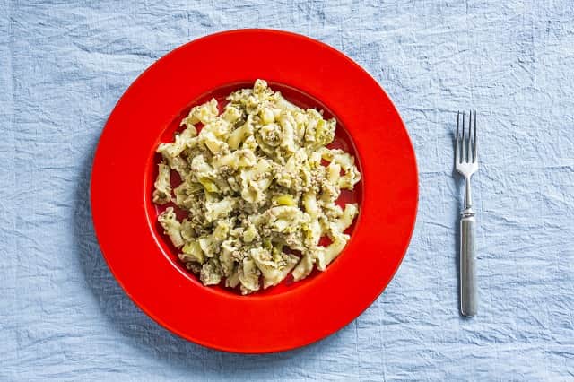 暮らし上手のインスタグラム：「今日の晩ごはんに『ブロッコリーのミートソース』はいかがですか？  塩山奈央さんの『ブロッコリーのミートソース』は、イタリアの郷土料理をアレンジ。くたくたに、歯ごたえがなくなるまでしっかりとゆでたブロッコリーが主役です。肉を入れずにブロッコリーだけで作るのもおすすめ。  ------------------------------ 調理時間：45分  材料 （作りやすい分量 ） 合挽肉 …500ｇ ブロッコリー …１株（300ｇ） 玉ねぎ …１個 セロリ …１本（150ｇ） マッシュルーム …１パック ニンニク …１片（みじん切り） オリーブ油 …適量 白ワインビネガー …大さじ1と1/2  A 白ワイン …300ml ローリエ …１枚 塩麹 …大さじ３（または塩 大さじ１） ナツメグ（あれば） …少々 好みのパスタ …適量  ------------------------------  レシピの詳細はプロフィールリンクから！  #Kurashi #暮らし上手 #晩ごはん #レシピ #簡単レシピ」