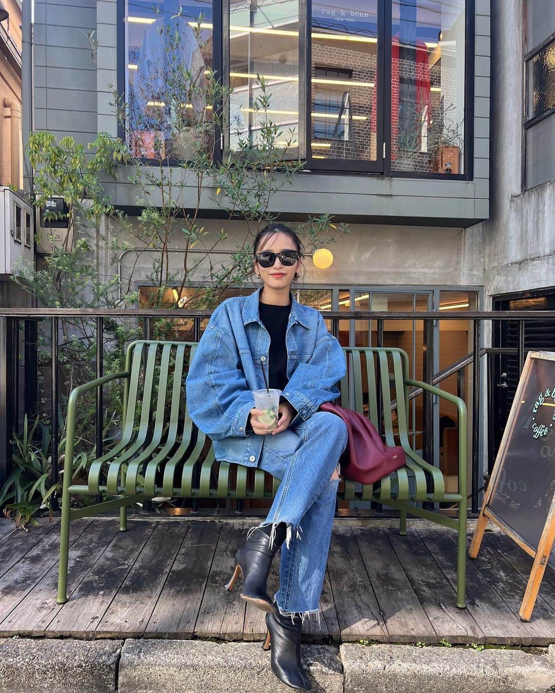 近藤千尋のインスタグラム：「デニムは一生だいすき❤️👖 @loewe 🙏thankyou🫣🫣🫣 持ってなかった秋色のバッグ嬉しい〜🫶 さ、お仕事終わってもう幼稚園お迎えの時間🚲💨  ジャケットは @_irene__official_  パンツは @shopredone  くつは　@newbottega  バッグは　@loewe」