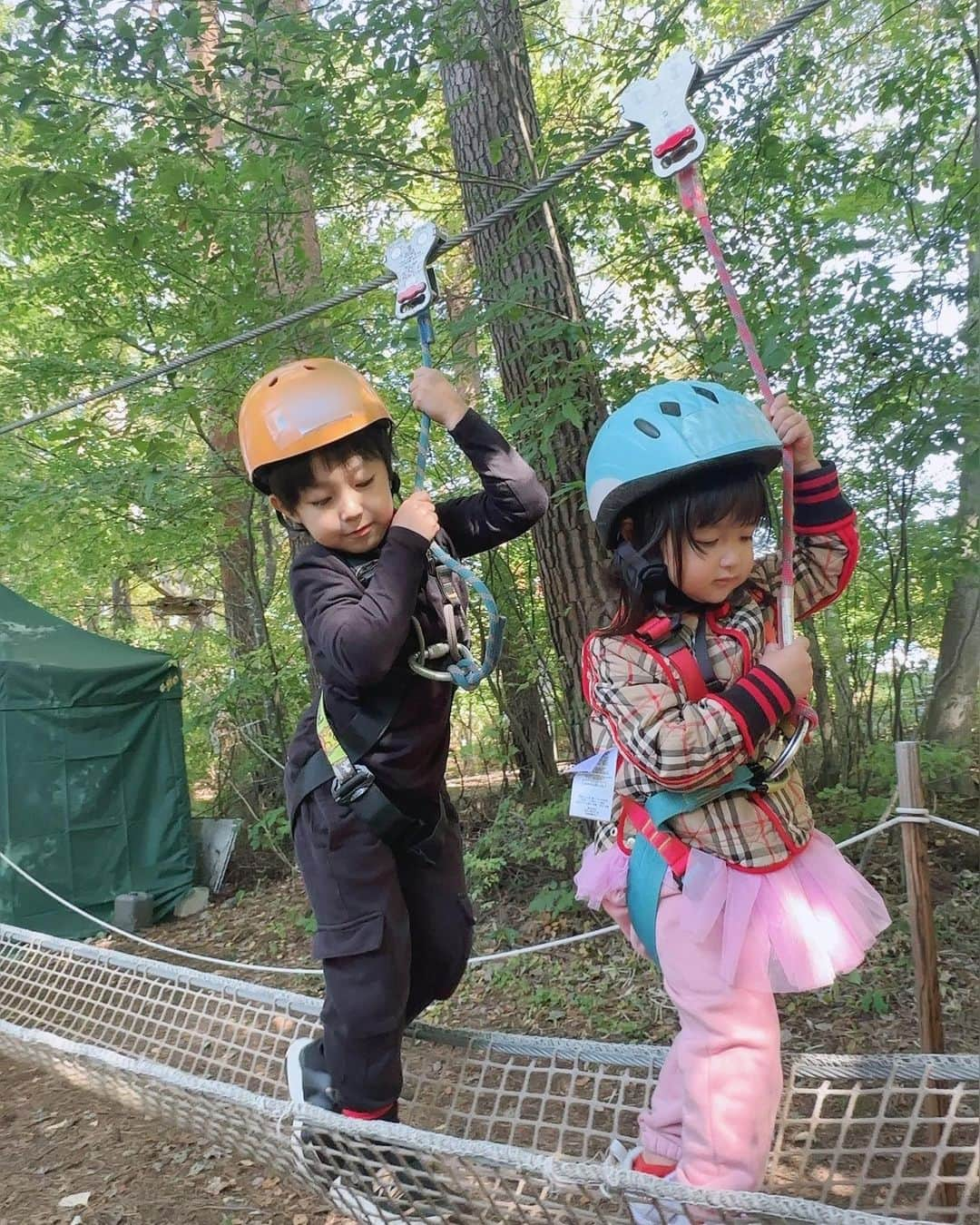 川崎希のインスタグラム：「朝からアクティビティた〜くさん体験中👦🏻👧🏻💕  sisterは空中さんぽ初挑戦で 出来るかどうか心配だったけどお兄ちゃんみたいのをやりたいと、頑張ってたよ🌳✨  1年ぶりに去年のお誕生日旅行で泊まったホテルと同じ場所に来たから1年前からの成長具合がわかって嬉しい😋  #星野リゾート　#リゾナーレ八ヶ岳  #お誕生日旅行」