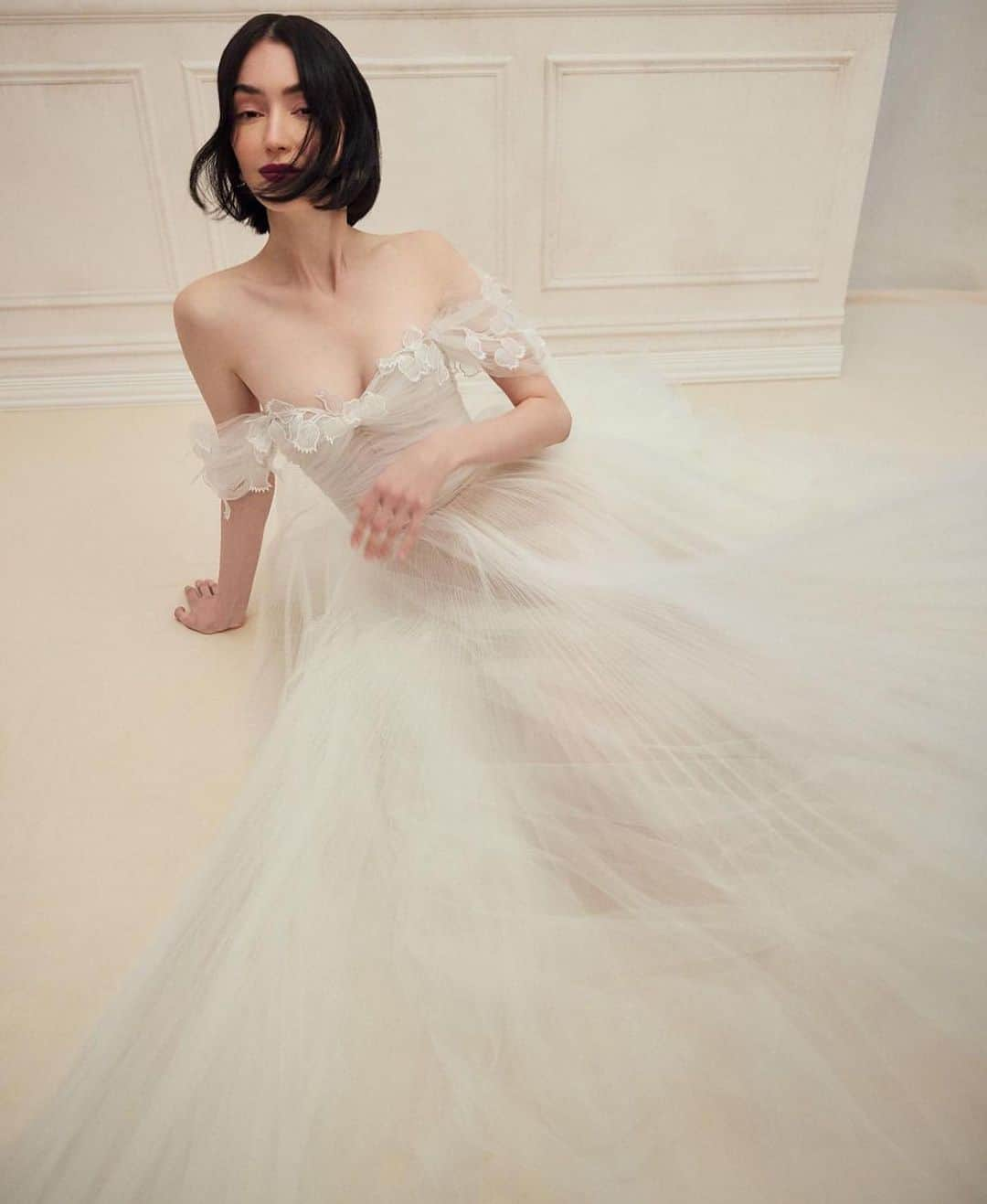 SOYOO BRIDALさんのインスタグラム写真 - (SOYOO BRIDALInstagram)「.  2024 FALL SOYOO BRIDAL  SELECTION #6   @soyoobridal_official x @oscardelarenta 🏷️   Say “I do”_ for the modern bride🌹  #soyoobridal_exclusive🔖   #역시는역시🙌 #최고의브랜드 #소유브라이덜 #오스카드라렌타 #2024fall #justlaunched #justordered✍️ #내년봄에옵니다 💫」10月19日 14時16分 - soyoobridal_official