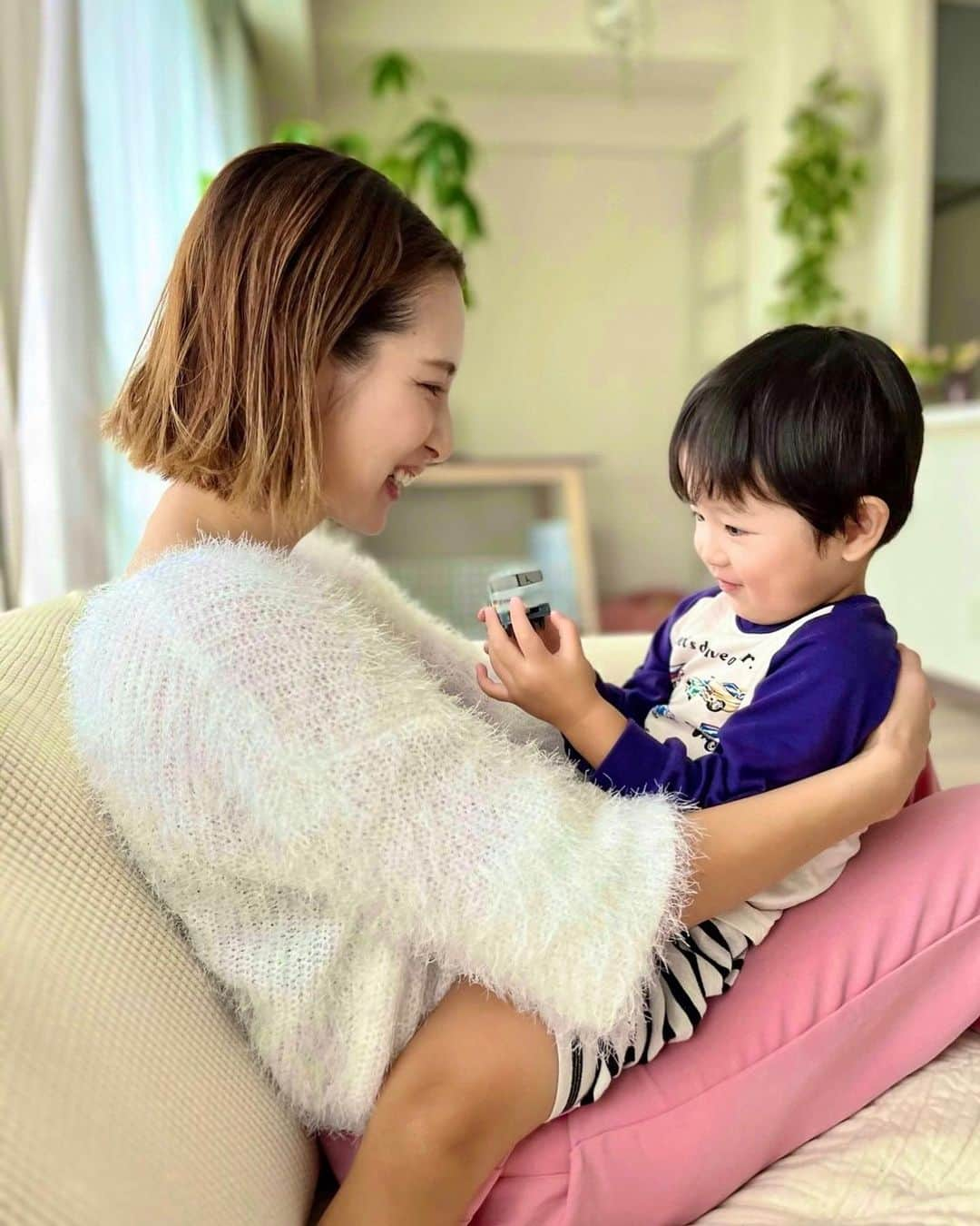 ハミ さんのインスタグラム写真 - (ハミ Instagram)「2歳になってから急激に言葉数が増えた長男👦🏻 （4枚目に背景ごちゃ〜なリアル動画があるのでスワイプしてね👉笑）  遊びながら1人で実況してたり、 言葉を組み合わせて伝えようとする姿が最高に可愛い🫶🏻 #親バカ部  でも5秒で気分が変わるのよ🫠 『靴下履くー、、、、、履かない！』 『ねんねするー、、、、、ねんねしない！』 『野菜食べるー、、、、、野菜食べない！』 『歩くー！、、、抱っこー！、、、ベビーカー乗る！』  どないやねんと思いながら振り回されてる毎日です😇 外出の時はベビーカー、ハーネス、抱っこ紐、ヒップシート全部持って行く笑  涼しくなって公園遊びもゆっくり楽しめる様になった今日この頃🛝  @mederi_jp の低用量ピルを使い始めて3ヶ月経ったんだけど、 PMSが抑えられたのと同じ位助かってるのが生理の時の血量が減った事。  お散歩や公園遊び中もヒヤっとしなくてよくなった🙌🏻 そういう効果もあるって知らなかったから嬉しい発見。  メデリはピル服用中も安心のサポート体制が整っているのが魅力🌷 わからない事は相談して、ライフスタイルや自分の悩みに合ったものを😌  #PR #メデリピル#男の子ベビー #男の子ママ #育児日記 #1歳 #2歳#成長記録」10月19日 20時00分 - hami0519