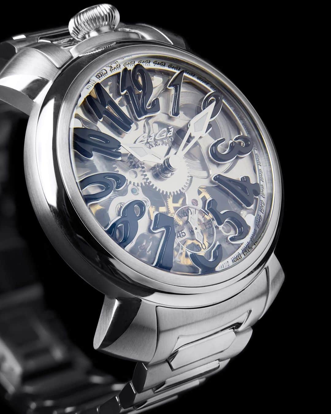 GaGa MILANO 公式 アカウントのインスタグラム：「New Collection 【MANUALE 44MM】  GaGa MLANOらしくもありながら、今までのGaGa MILANOとは異なる存在感を放つマヌアーレ44MM。  ハイクオリティなSWISS MADEの手巻きムーブメントを搭載し、ゼンマイを巻き上げるたびに愛着が湧き、末永くご愛用していただけます。  直営店舗、またはプロフィールTOPの公式オンラインストアにてお取り扱いございます。 ぜひこの機会にご覧ください。 お問い合わせだけでもお気軽にお越しください。  ◆Official Online Store◆ www.gagamilano.net  Omotnsando(Tokyo)表参道店 TEL:03-6447-2974  Shinsaibashi(Osaka)心斎橋店 TEL:06-6226-8895  #GaGaMILANO  #ガガミラノ」