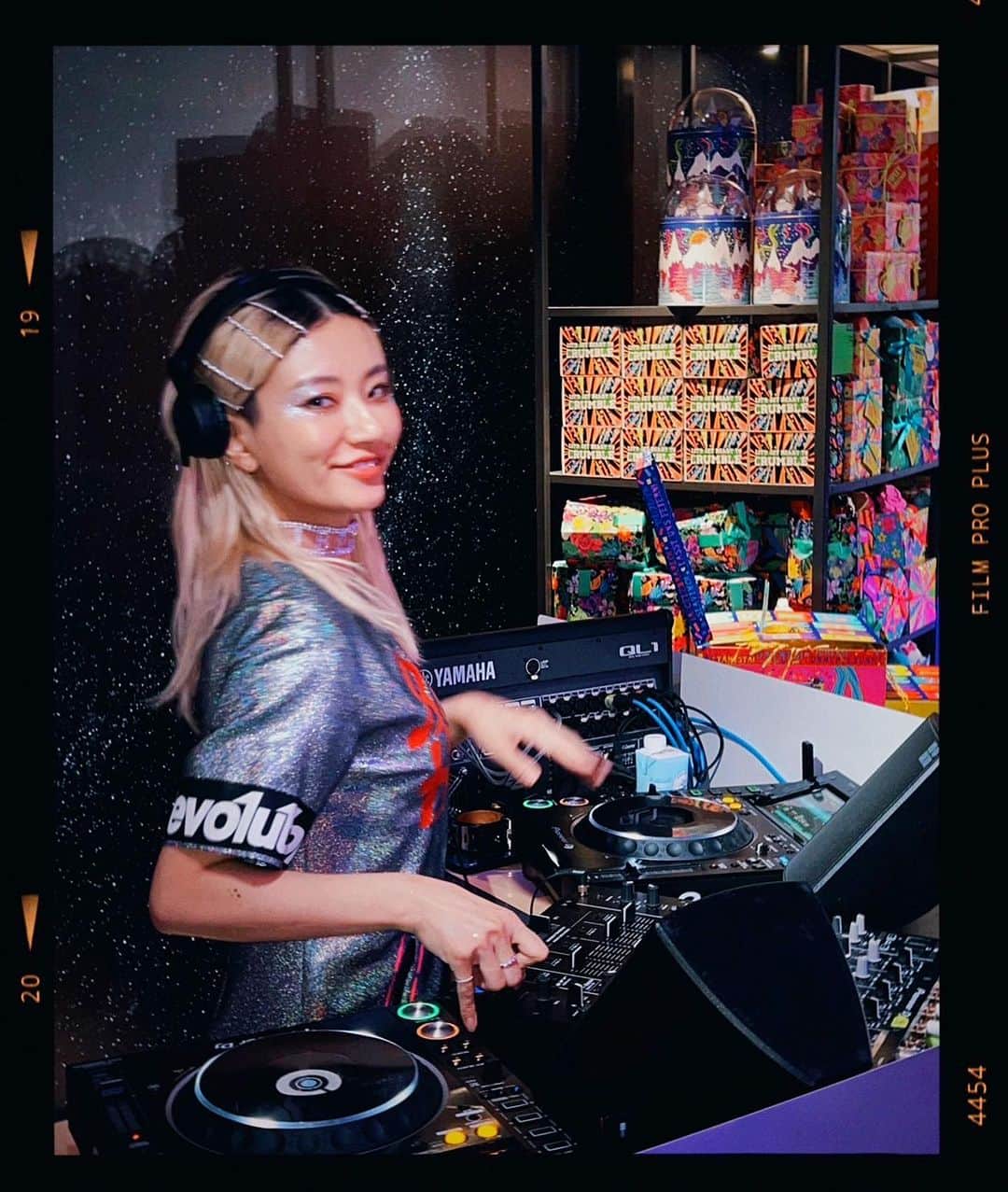 中川友里のインスタグラム：「🩷🩵🧡💙💚  #dj」