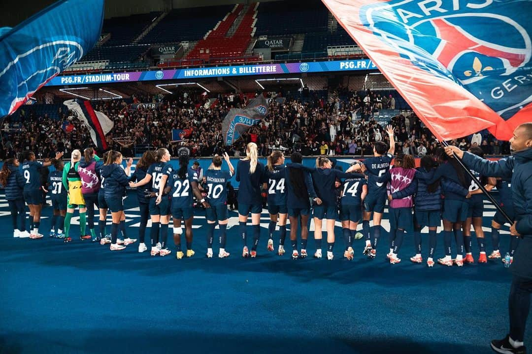 ジャッキー・グローネンさんのインスタグラム写真 - (ジャッキー・グローネンInstagram)「This team ♥️💙 @psg_feminines」10月19日 14時25分 - jackie_groenen_14