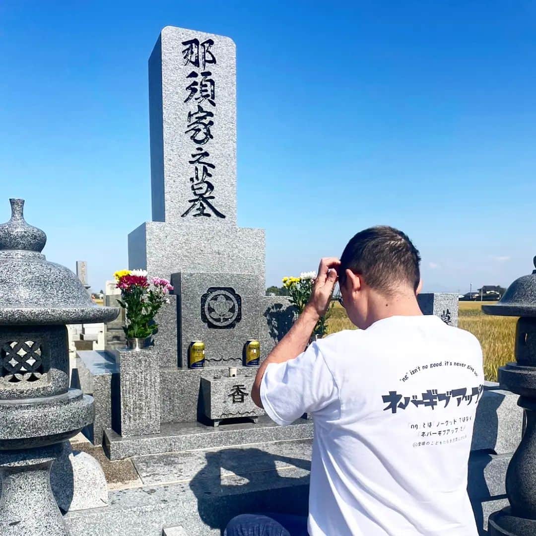 松本隆博のインスタグラム：「。⁡ ⁡那須勝也🍆⁡ ⁡一年超えたなぁ……⁡ ⁡遅くなってすまんのー⁡ いつもの⁡五所生花店で墓前花🌷⁡ ⁡⁡ ここで一句‼️⁡⁡ ⁡ 墓前花で…  ⁡墓前 話に……⁡ ⁡  花が咲く⁡⁡ ⁡ ⁡松本山頭歌⁡ ⁡⁡ ⁡勝ちゃんよぉ～⁡ ⁡ 最近俺 疲れが取れなくてや、⁡ ⁡ コンサートも数こなす事がキツイ⁡ ⁡んよ💦、、、天国からさ…⁡ ⁡なんとかこれ、治してくれんか。⁡ ⁡そしたらやー。勝ちゃんがいつも⁡ ⁡応援してくれた様に、頑張れるしさぁ⁡ ⁡百歳まで歌ってから……会いに行くわ⁡ ⁡(ﾉ˶>ᗜ​<˵)ﾉ⁡ ⁡⁡ ⁡還暦少年 松本隆博⁡ ⁡」