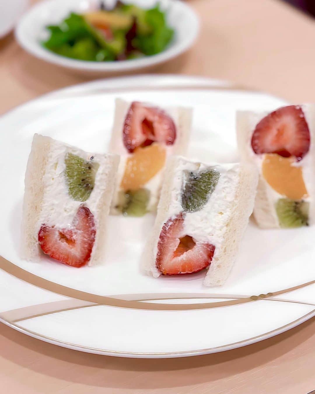 のインスタグラム：「先日打ち合わせの後 飯塚かこ @kako.iizuka さんと一緒に、新宿コロンバンさんでランチをいただきました🍽️  フルーツサンドさっぱりしていてとても美味しい🥰  コロンバン(colombin)さんは1924年創業の洋菓子ブランドで 9月に開催した笑顔プラス子供支援協会の「渋谷で養蜂体験見学会」イベント🐝に多大なるご協力を頂きました😊🙏🙏  養蜂のミツバチの観察やお話 屋上で取れたハチミツの食べ比べや 着ぐるみのみっころちゃんの登場 その後の店舗見学やパティシエさんへの質問などなど😆😆 親子さんと一緒に楽しい時間を過ごしました❣️  本当に感謝の気持ちでいっぱいです🥰  今回参加出来なかった親子さんからも次回は是非参加したいとの 声も多く、また養蜂の季節になりましたらイベントを開催できたらと思っております😊☘️☘️  初しぼりのハチミツは花の香が強くて、とってもとっても美味しいですよ🍯✨✨  店舗さんではコロンバン創業100周年（凄い）を記念して 5000円以上のお買い物で可愛いオリジナルエコバックがもらえるそうです💓 こちらも気になりますね😊✨  ⁡ ⁡ ⁡ ⁡ ✨笑顔の種まき活動✨ 児童養護施設・支援ホーム・一人親家庭の親子の支援 ⁡ ☘️一般社団法人笑顔プラス子供支援協会☘️ @egao.plus web はプロフィールよりリンク 活動実績 ■浅草はなやしき貸し切り 200名ご招待 ■ラグビー観戦100名ご招待 ■海上保安庁見学会 ■イチゴ狩りご招待 ■親子頭皮マッサージセミナー 施設定期訪問 ⁡ ⁡ #笑顔プラス #笑顔プラス子供支援協会 #子供支援 #ひとり親家庭支援 #笑顔が1番 #😊😊😊 #非営利団体 #遊園地貸切招待 #コロンバン #養蜂体験見学会」